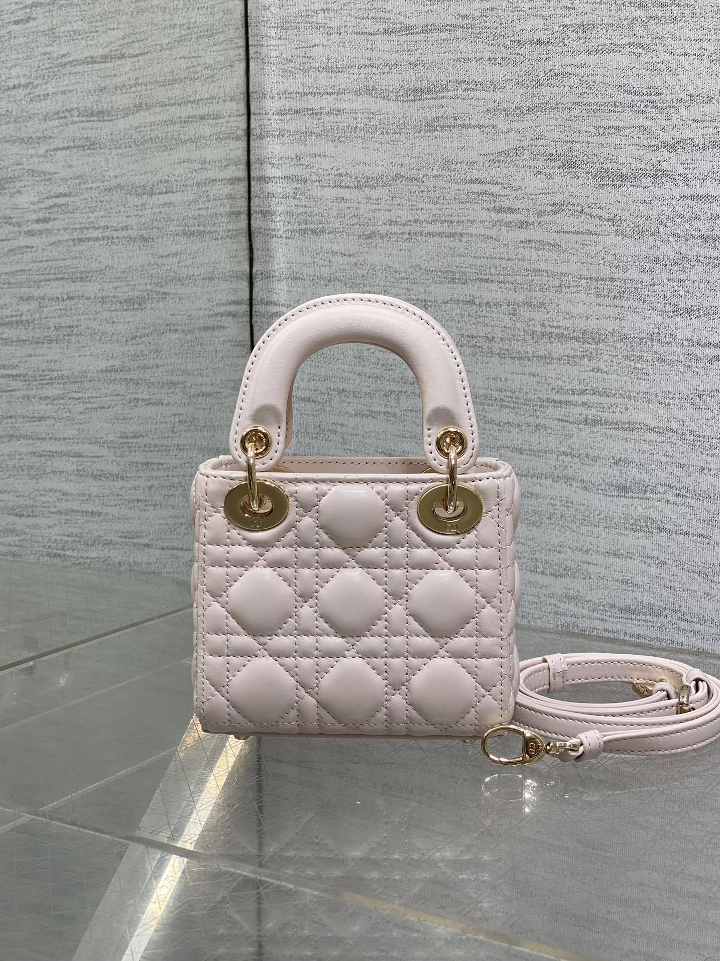 樱花粉现货‼️Lady最新micro系列,一只什么都装不下,只能装下可爱的小包包😘,采用柔软的绵羊皮精心