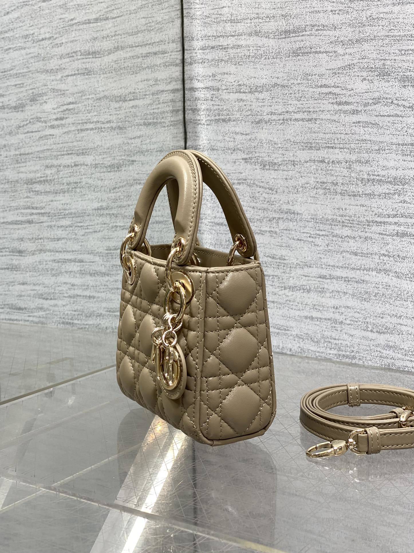 奶茶色现货‼️Lady最新micro系列,一只什么都装不下,只能装下可爱的小包包😘,采用柔软的绵羊皮精心