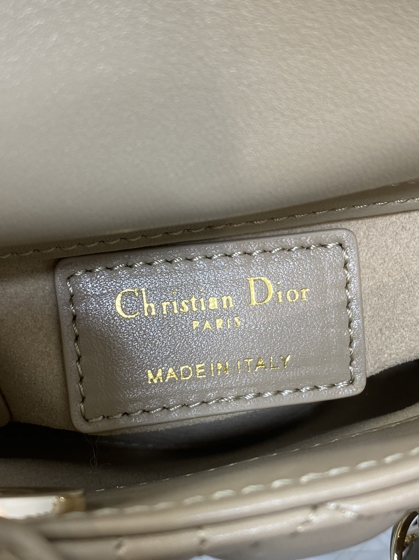 奶茶色现货‼️Lady最新micro系列,一只什么都装不下,只能装下可爱的小包包😘,采用柔软的绵羊皮精心