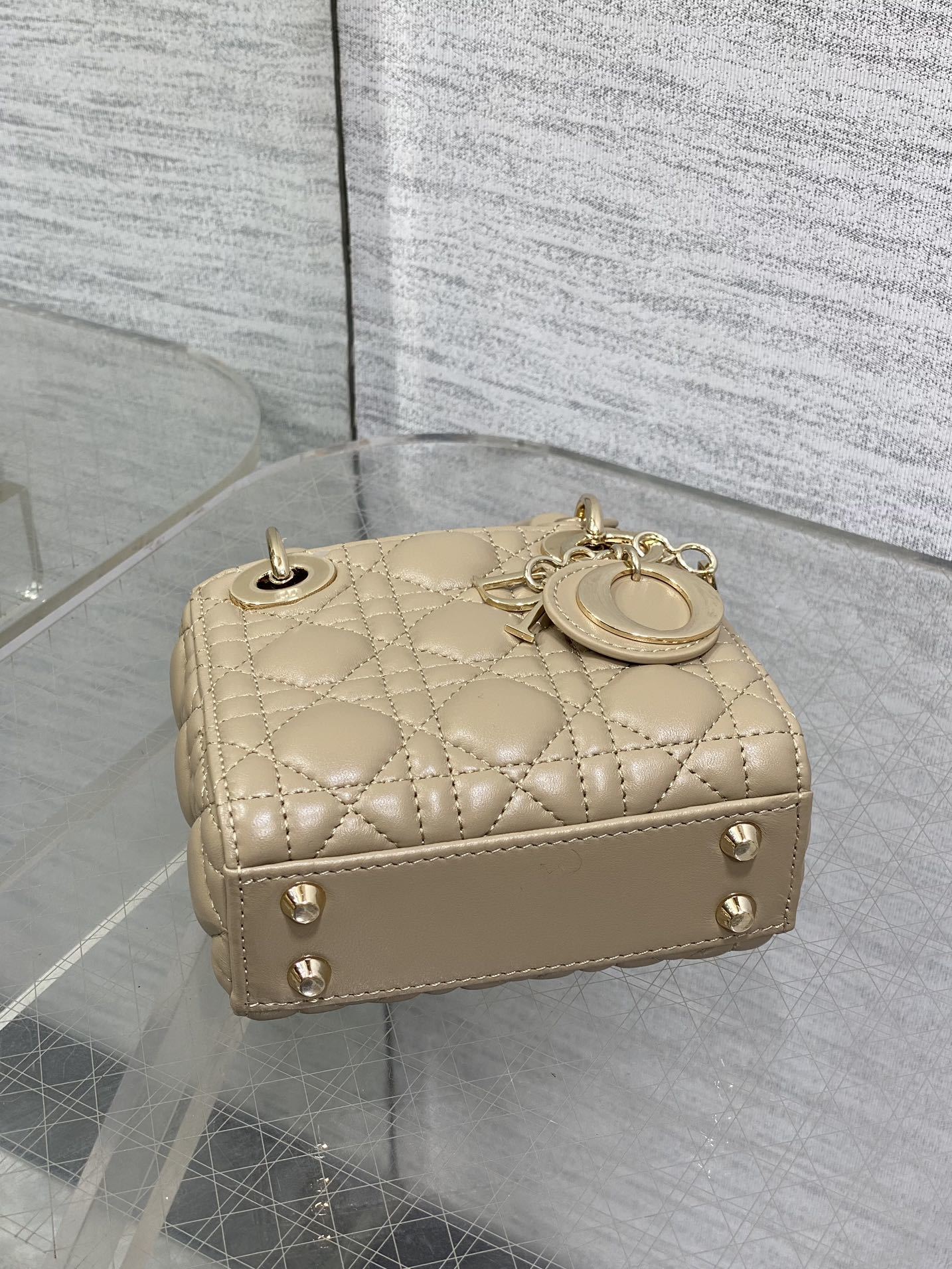 奶茶色现货‼️Lady最新micro系列,一只什么都装不下,只能装下可爱的小包包😘,采用柔软的绵羊皮精心