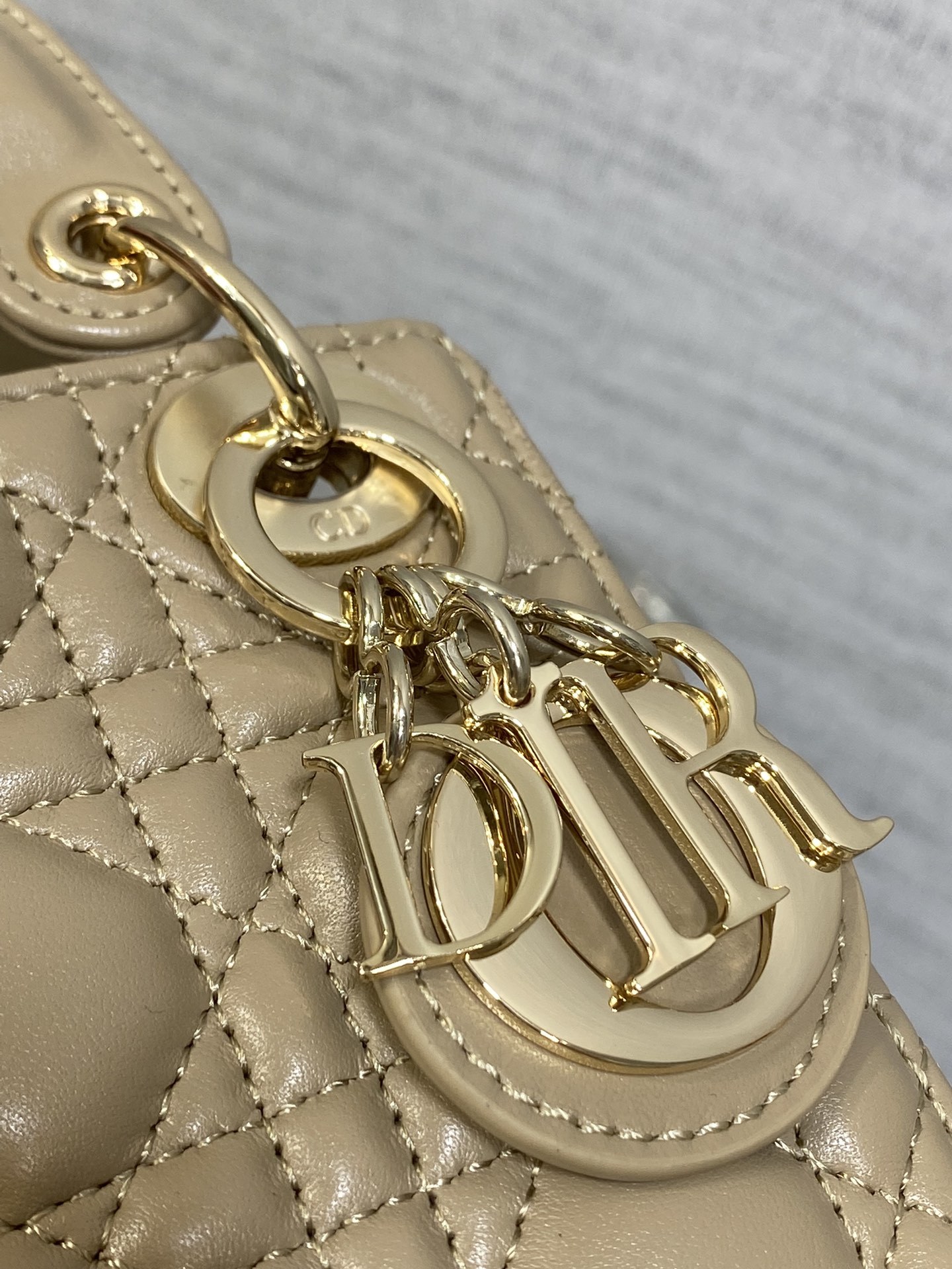 奶茶色现货‼️Lady最新micro系列,一只什么都装不下,只能装下可爱的小包包😘,采用柔软的绵羊皮精心