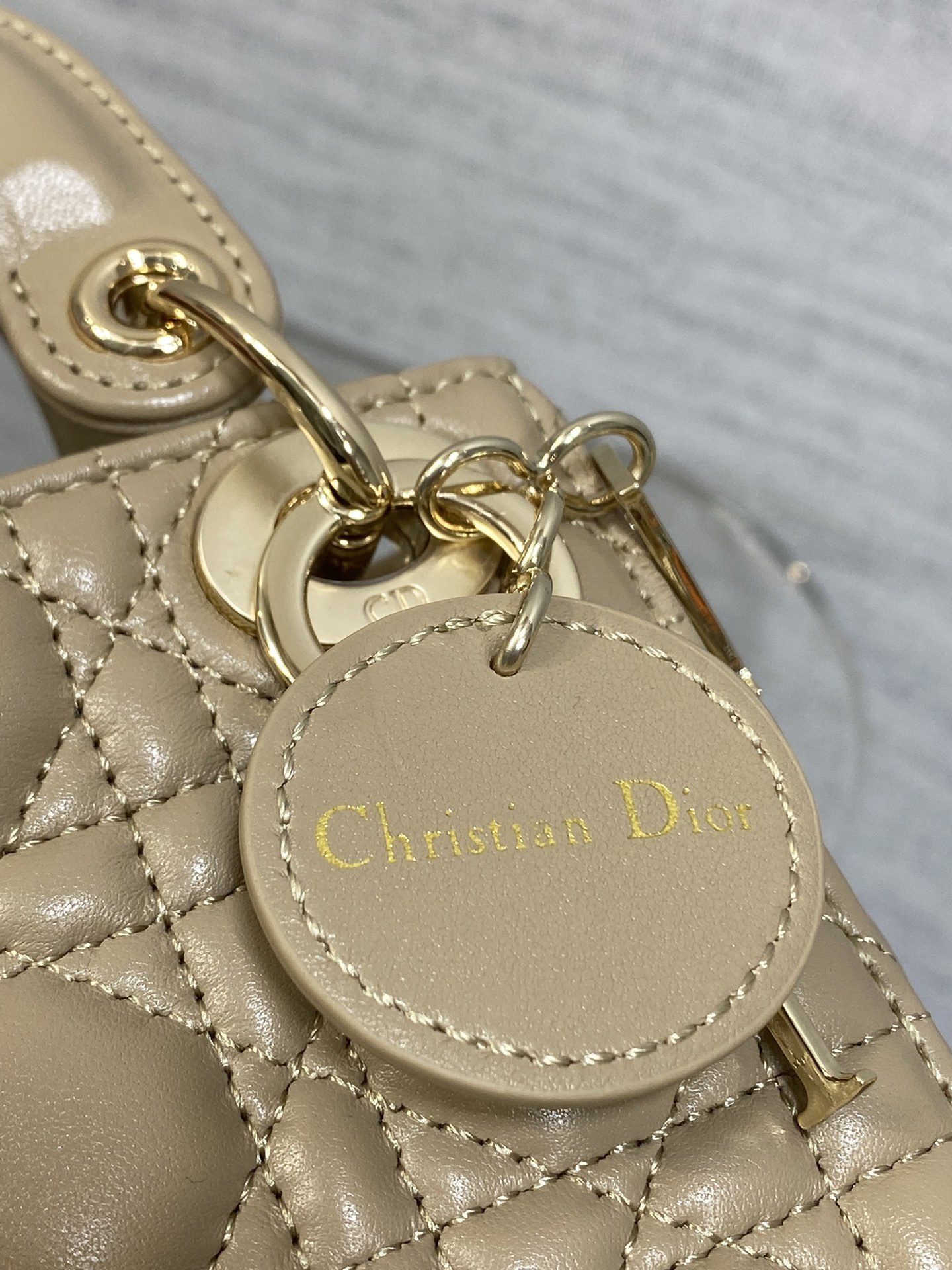 奶茶色现货‼️Lady最新micro系列,一只什么都装不下,只能装下可爱的小包包😘,采用柔软的绵羊皮精心