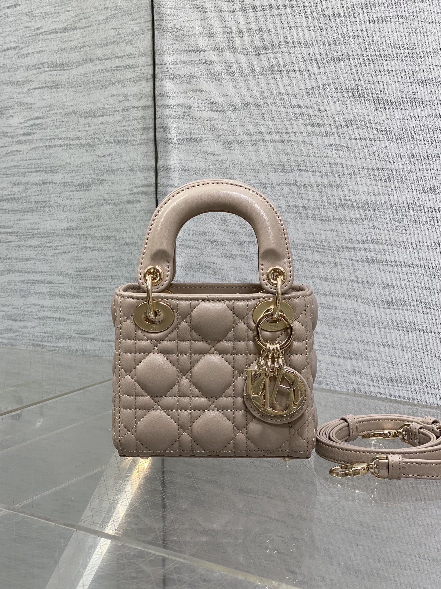 复古粉现货‼️Lady最新micro系列,一只什么都装不下,只能装下可爱的小包包😘,采用柔软的绵羊皮精心