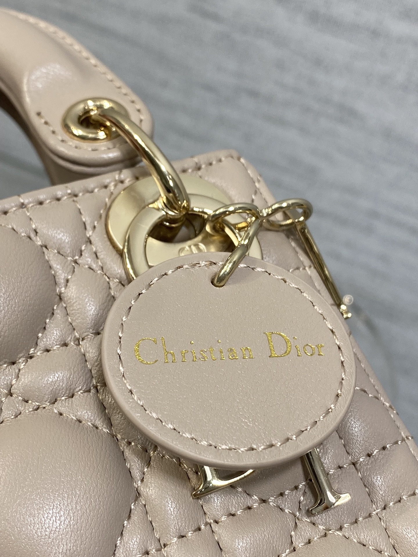 复古粉现货‼️Lady最新micro系列,一只什么都装不下,只能装下可爱的小包包😘,采用柔软的绵羊皮精心