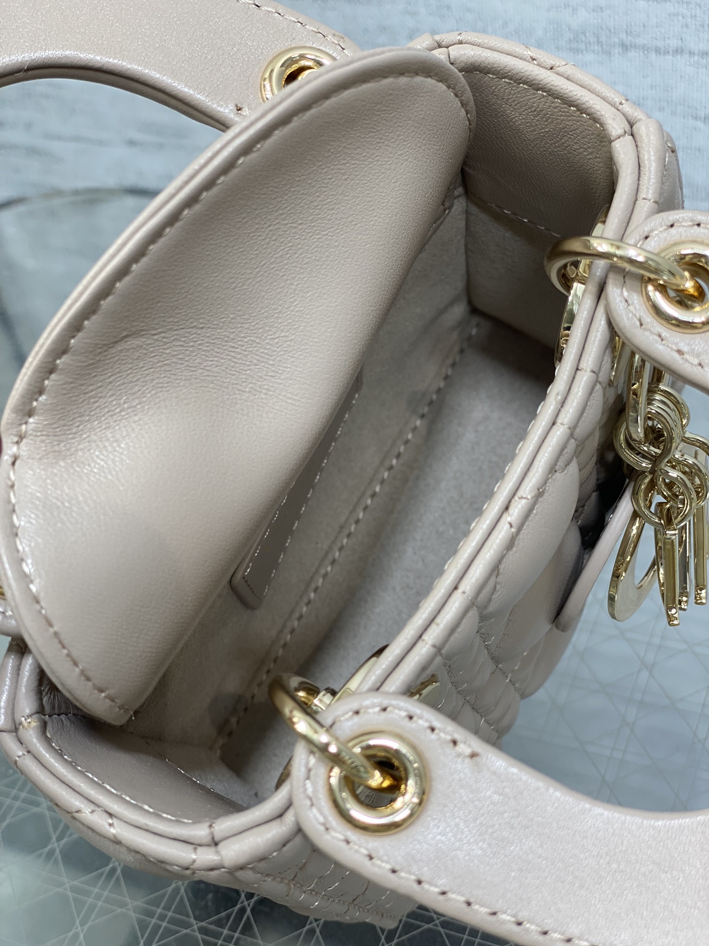 复古粉现货‼️Lady最新micro系列,一只什么都装不下,只能装下可爱的小包包😘,采用柔软的绵羊皮精心