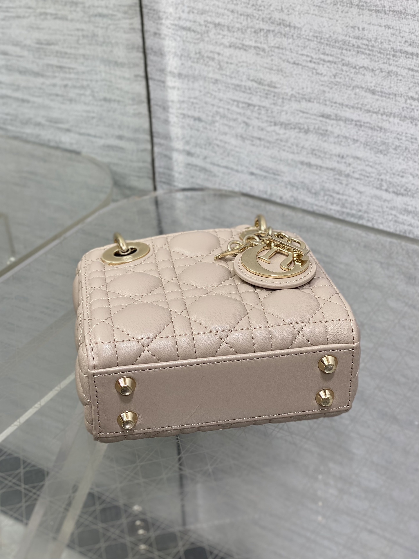 复古粉现货‼️Lady最新micro系列,一只什么都装不下,只能装下可爱的小包包😘,采用柔软的绵羊皮精心