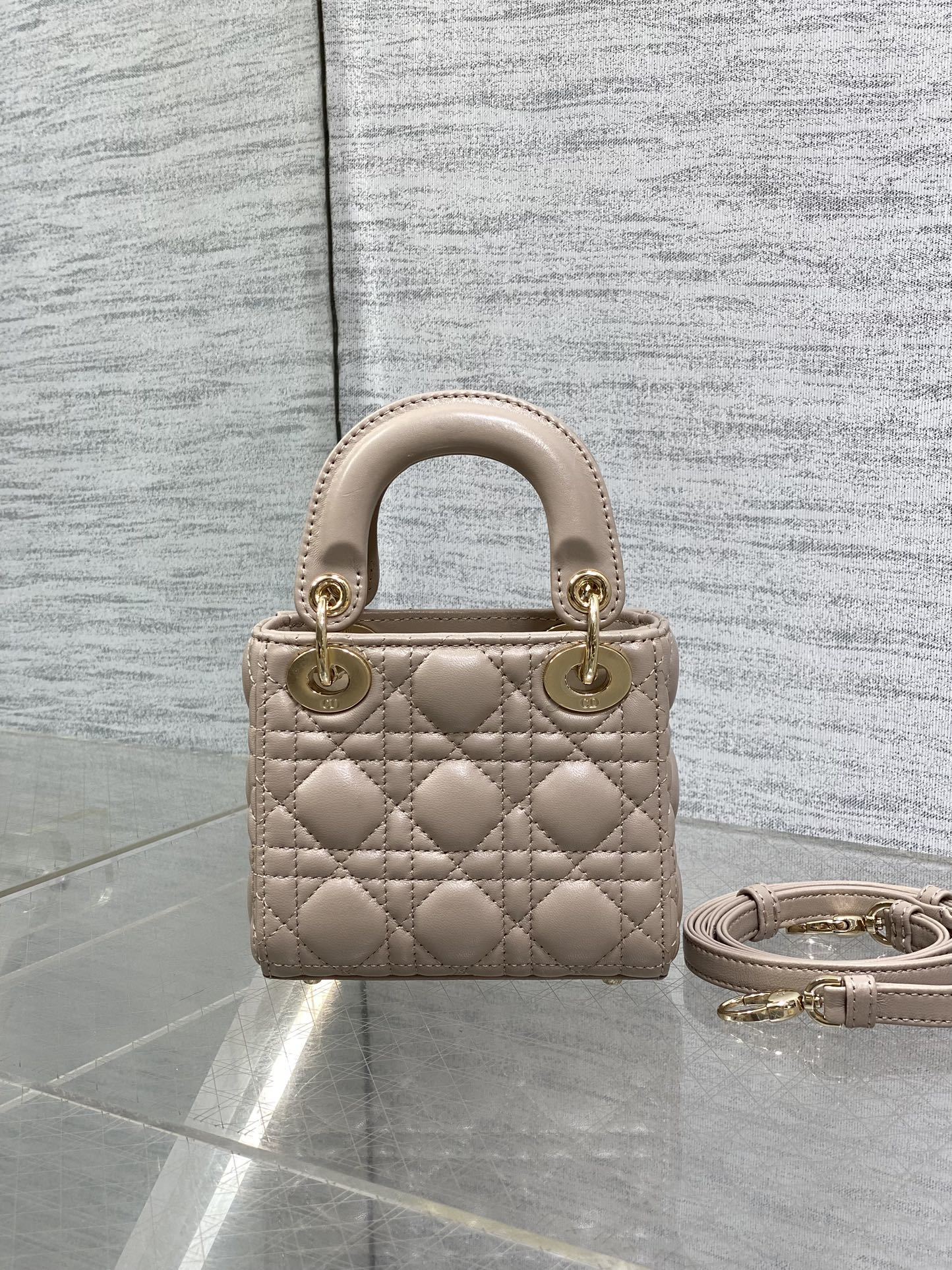 复古粉现货‼️Lady最新micro系列,一只什么都装不下,只能装下可爱的小包包😘,采用柔软的绵羊皮精心