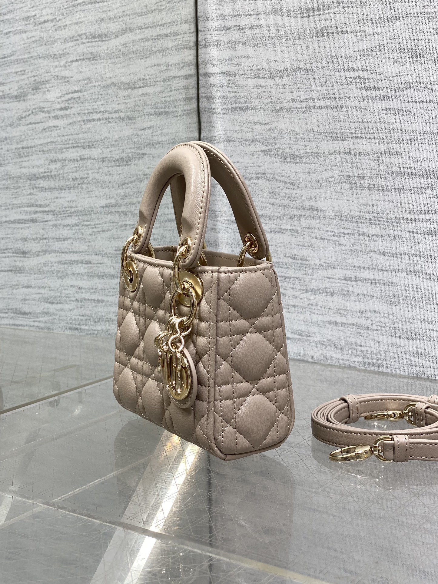 复古粉现货‼️Lady最新micro系列,一只什么都装不下,只能装下可爱的小包包😘,采用柔软的绵羊皮精心