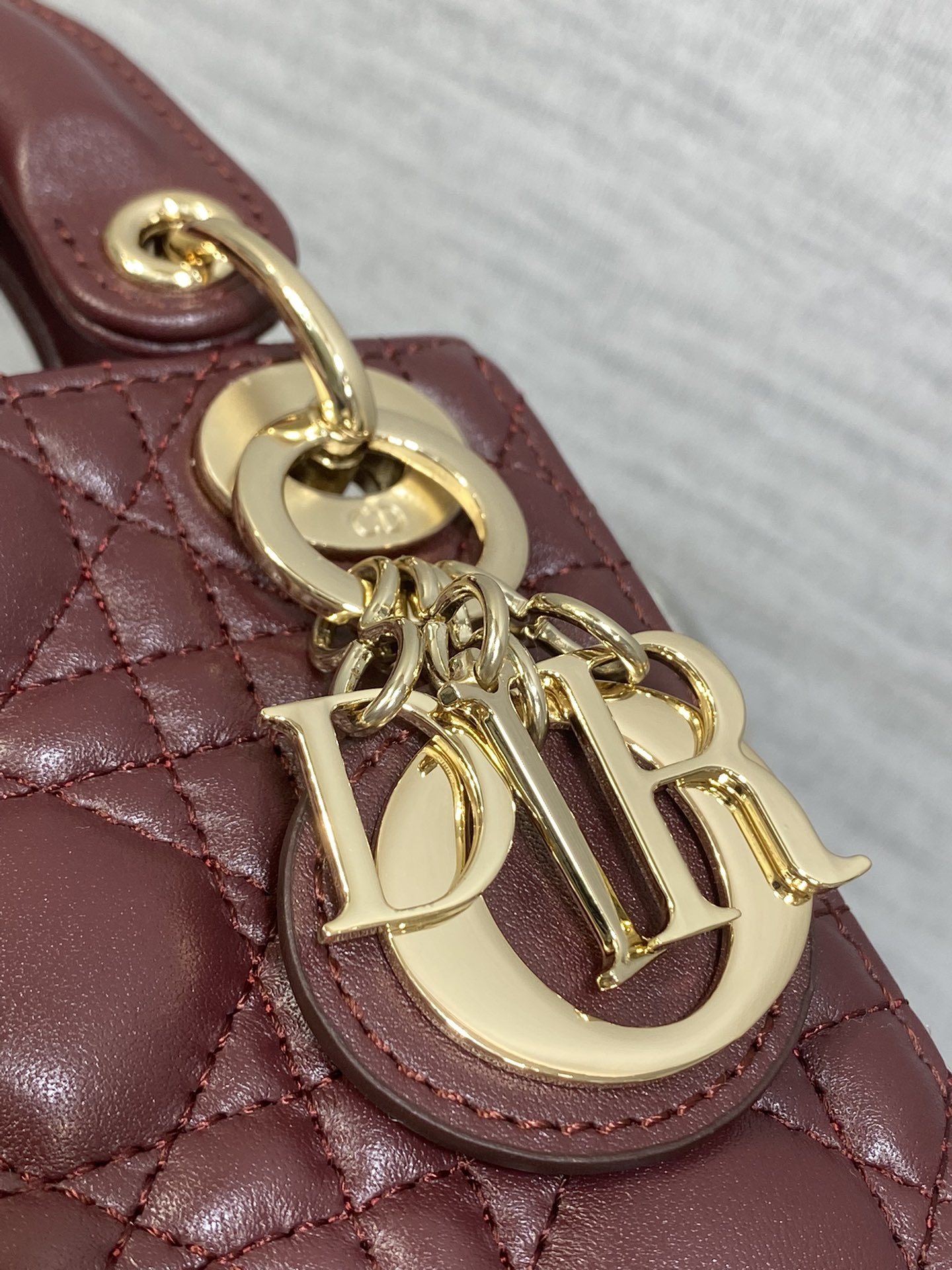 酒红现货‼️Lady最新micro系列,一只什么都装不下,只能装下可爱的小包包😘,采用柔软的绵羊皮精心制