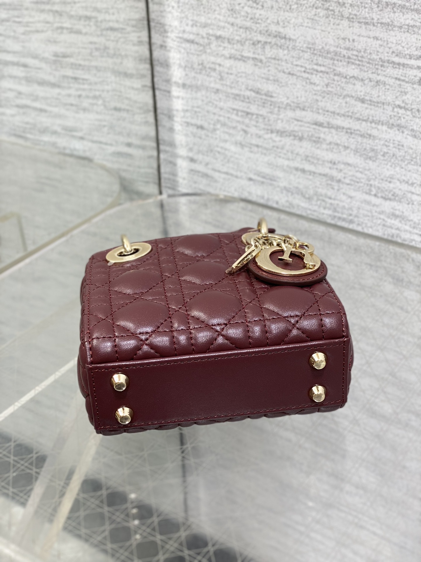 酒红现货‼️Lady最新micro系列,一只什么都装不下,只能装下可爱的小包包😘,采用柔软的绵羊皮精心制