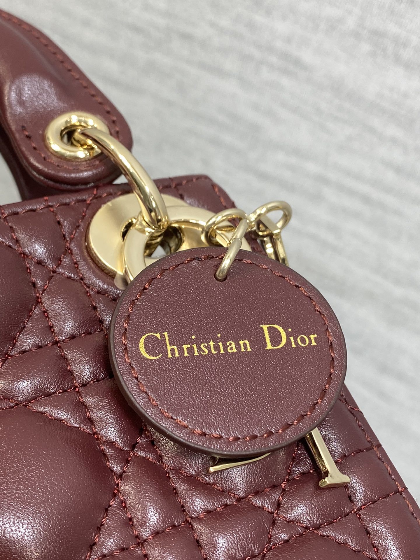 酒红现货‼️Lady最新micro系列,一只什么都装不下,只能装下可爱的小包包😘,采用柔软的绵羊皮精心制