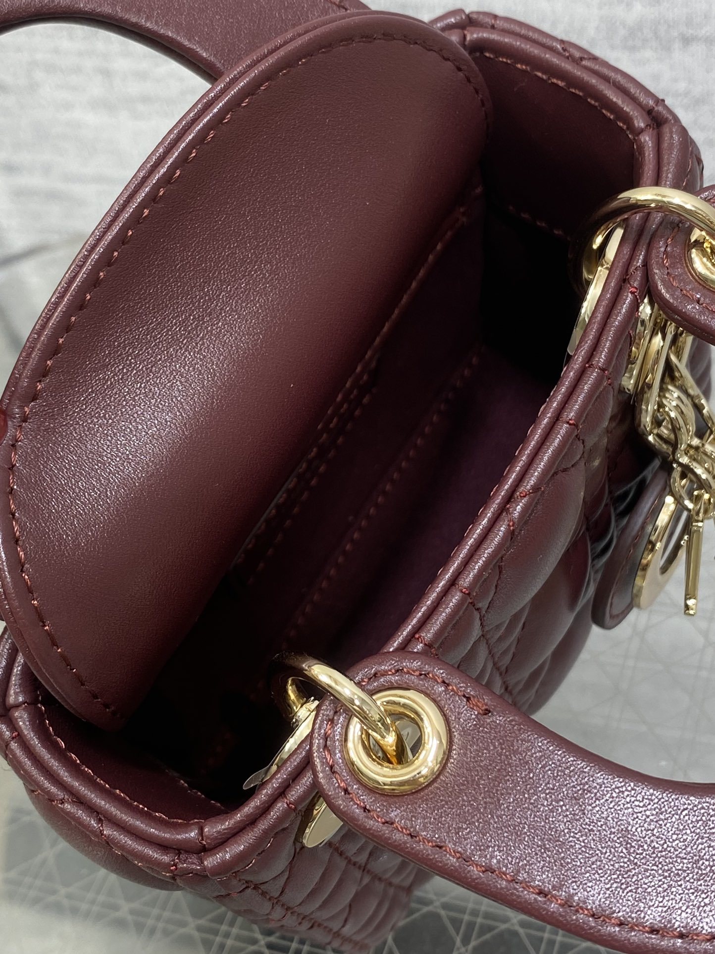 酒红现货‼️Lady最新micro系列,一只什么都装不下,只能装下可爱的小包包😘,采用柔软的绵羊皮精心制