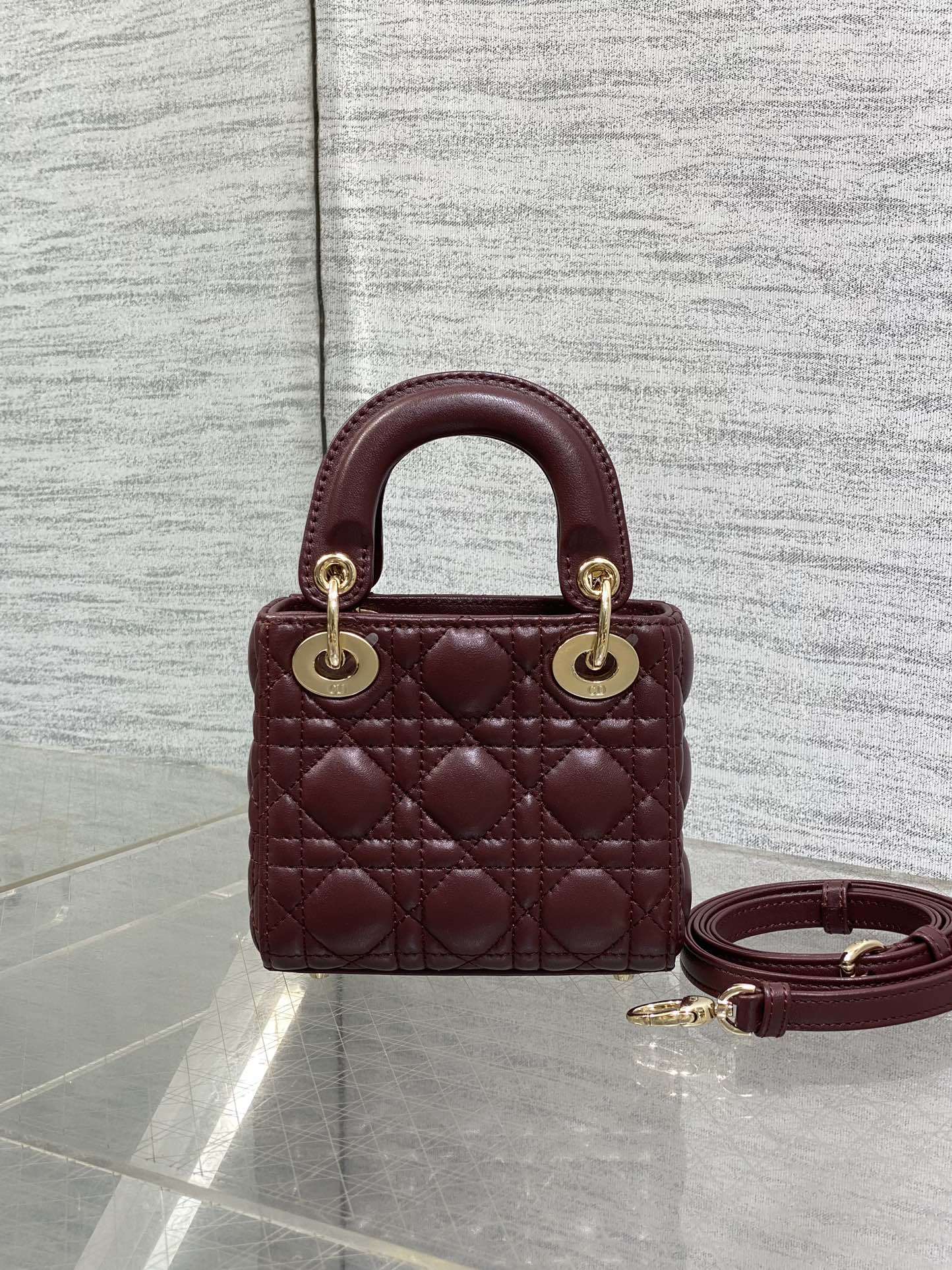 酒红现货‼️Lady最新micro系列,一只什么都装不下,只能装下可爱的小包包😘,采用柔软的绵羊皮精心制