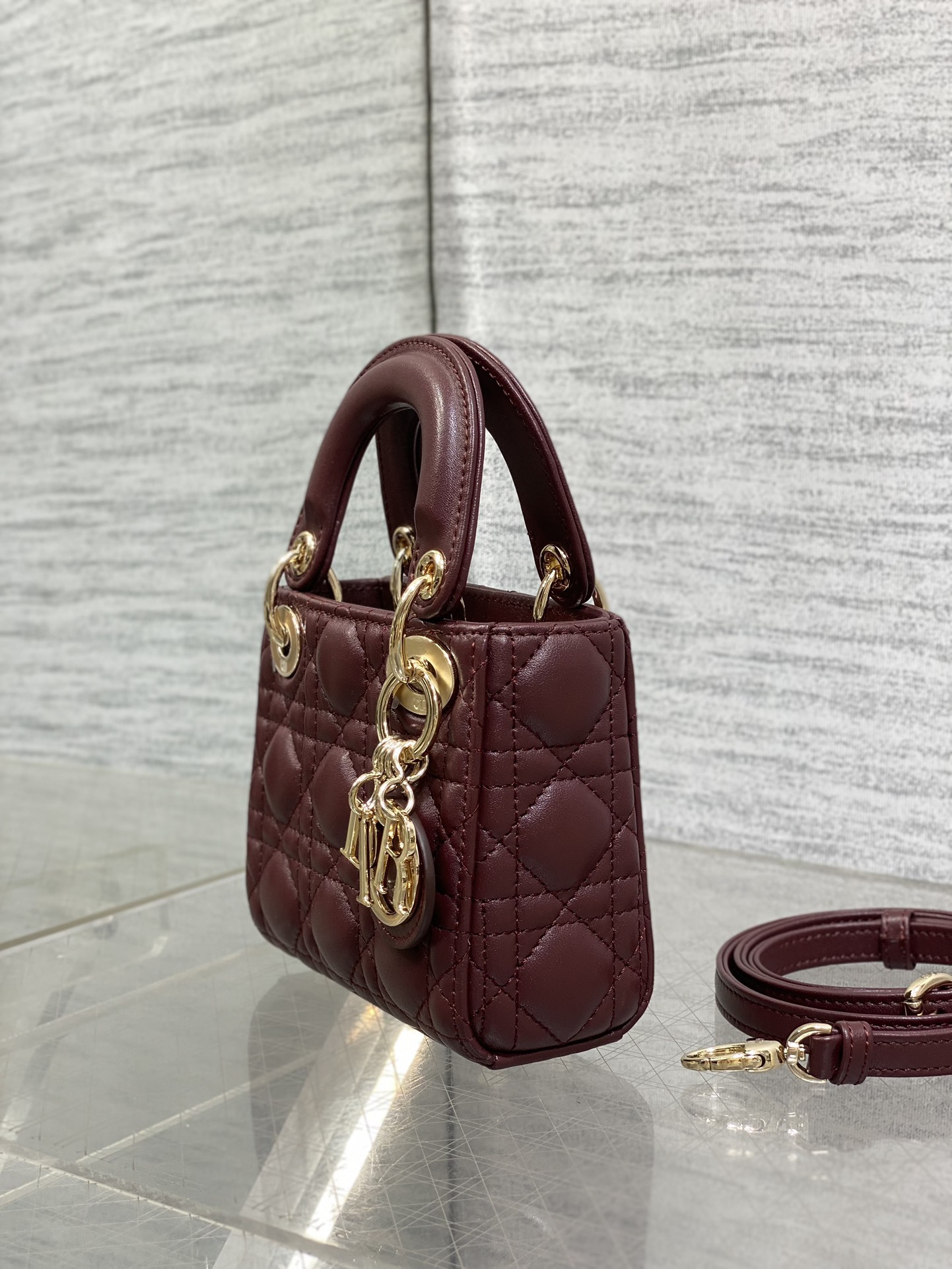 酒红现货‼️Lady最新micro系列,一只什么都装不下,只能装下可爱的小包包😘,采用柔软的绵羊皮精心制