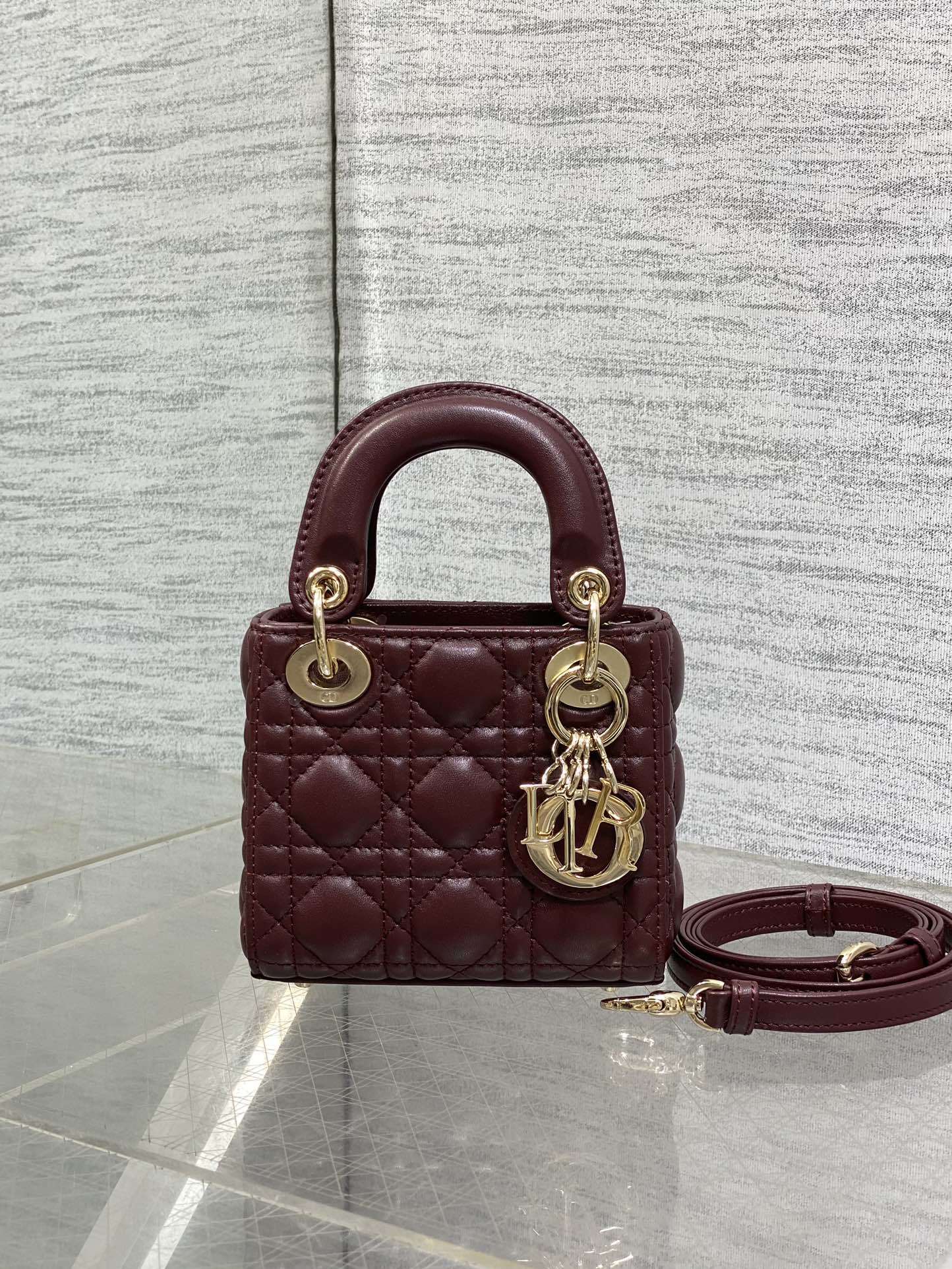 酒红现货‼️Lady最新micro系列,一只什么都装不下,只能装下可爱的小包包😘,采用柔软的绵羊皮精心制