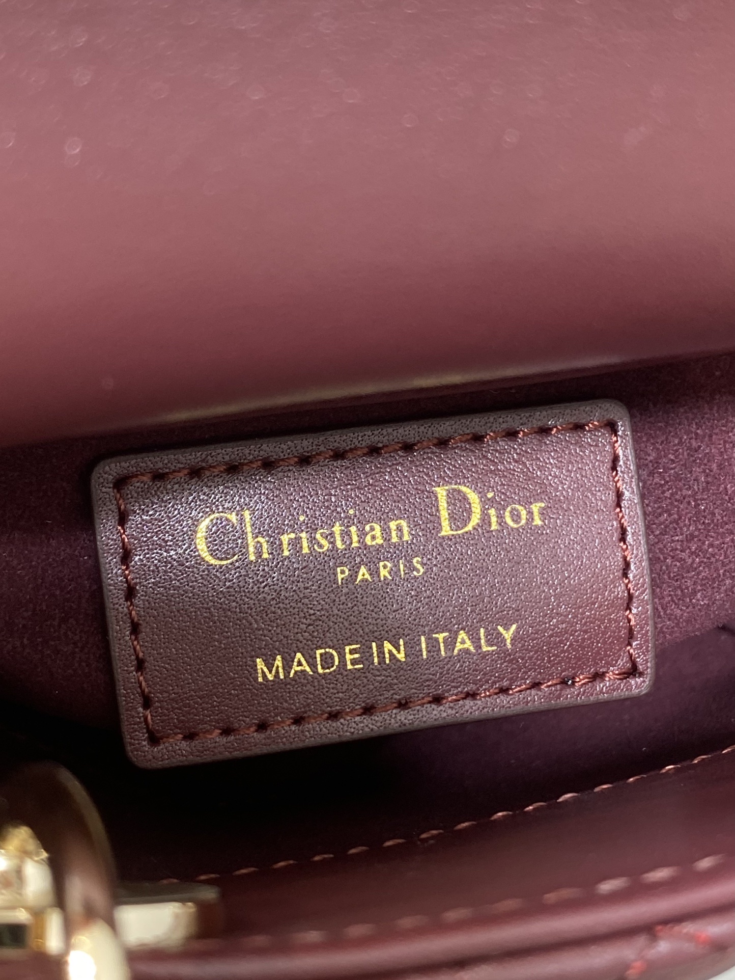 酒红现货‼️Lady最新micro系列,一只什么都装不下,只能装下可爱的小包包😘,采用柔软的绵羊皮精心制