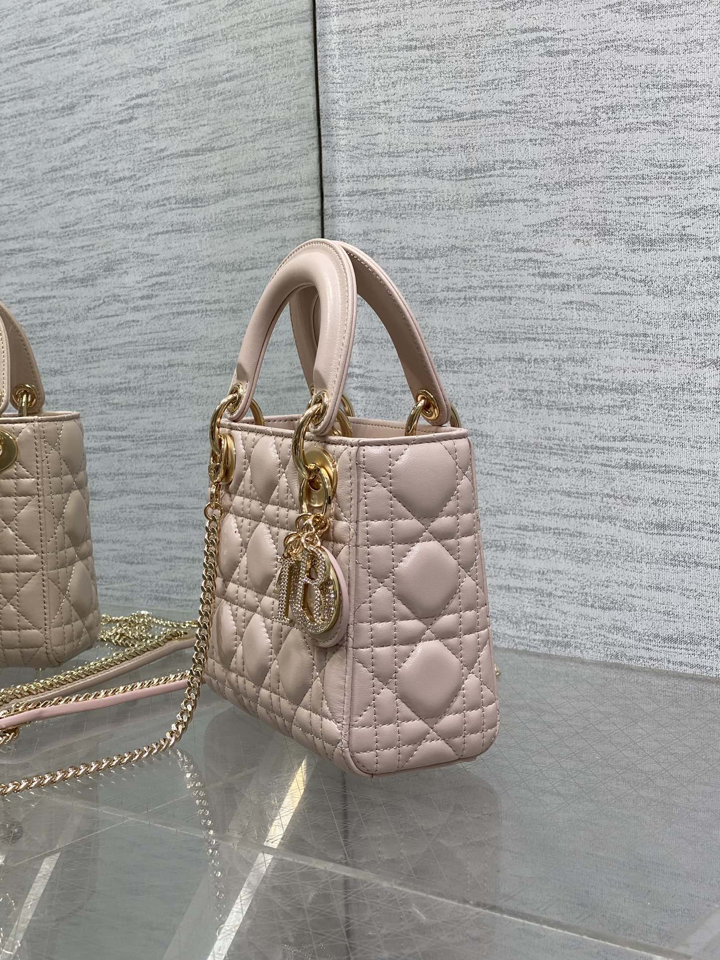 现货‼️Classic Lady最新钻扣戴妃包，人手一个必备的三格小包😍。迷人优雅又气场十足💃🏻，斜挎手