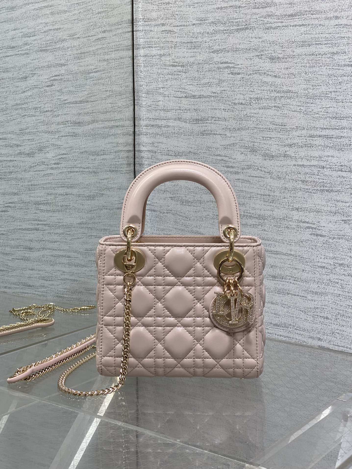 现货‼️Classic Lady最新钻扣戴妃包，人手一个必备的三格小包😍。迷人优雅又气场十足💃🏻，斜挎手