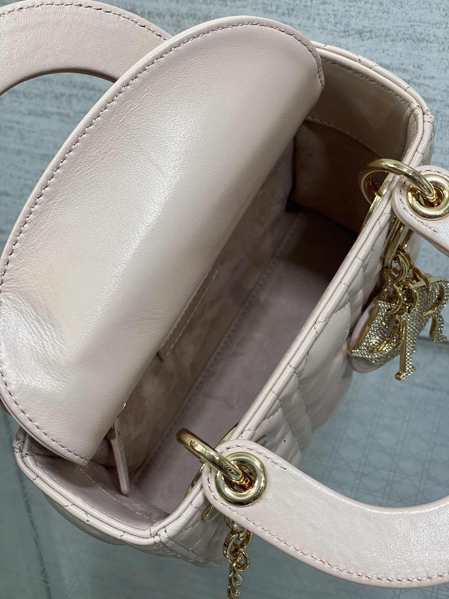 现货‼️Classic Lady最新钻扣戴妃包，人手一个必备的三格小包😍。迷人优雅又气场十足💃🏻，斜挎手