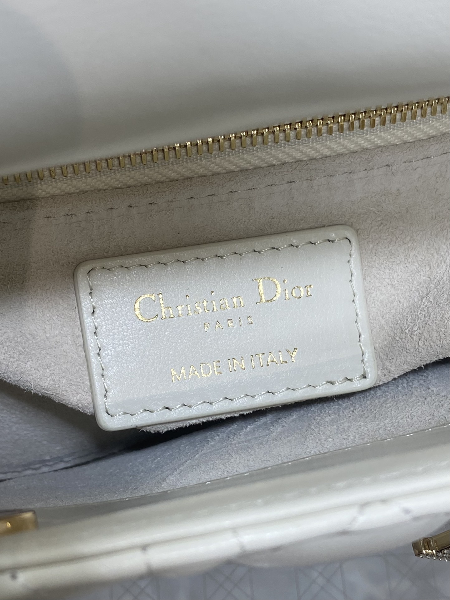 现货‼️Classic Lady最新钻扣戴妃包，人手一个必备的三格小包😍。迷人优雅又气场十足💃🏻，斜挎手