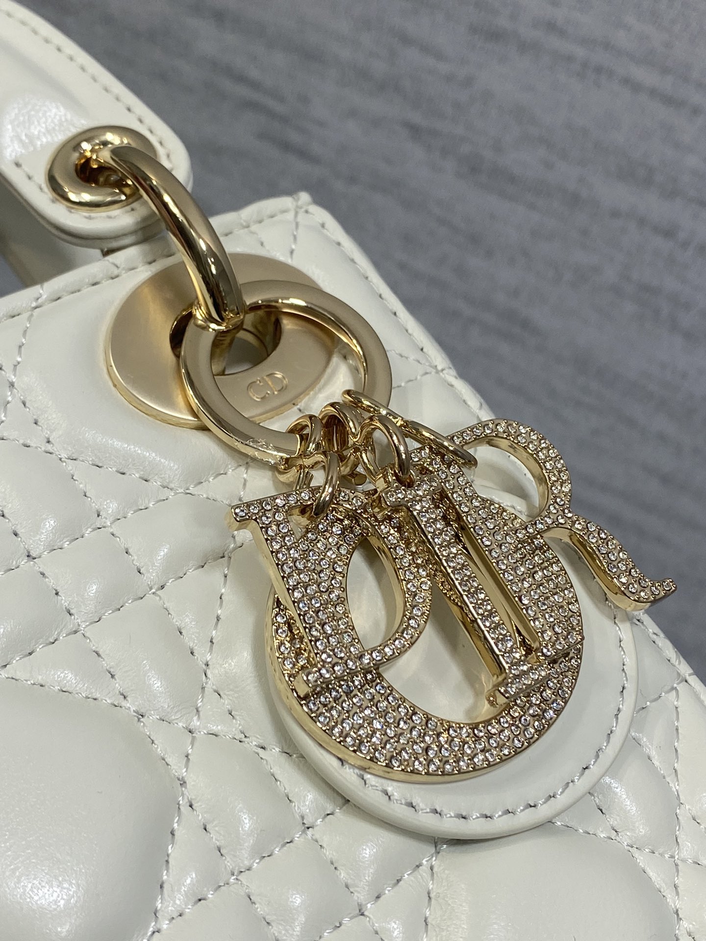 现货‼️Classic Lady最新钻扣戴妃包，人手一个必备的三格小包😍。迷人优雅又气场十足💃🏻，斜挎手