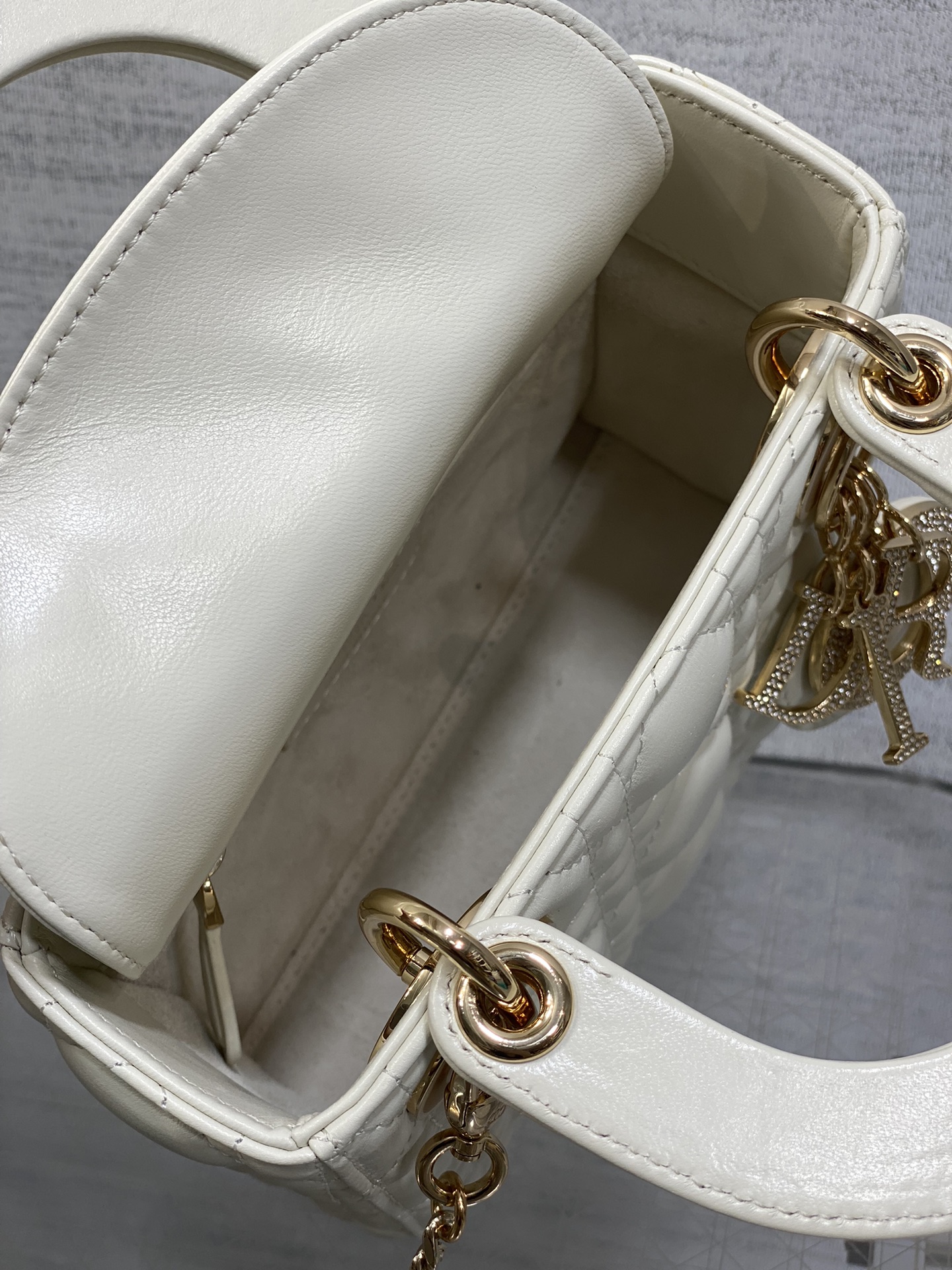 现货‼️Classic Lady最新钻扣戴妃包，人手一个必备的三格小包😍。迷人优雅又气场十足💃🏻，斜挎手