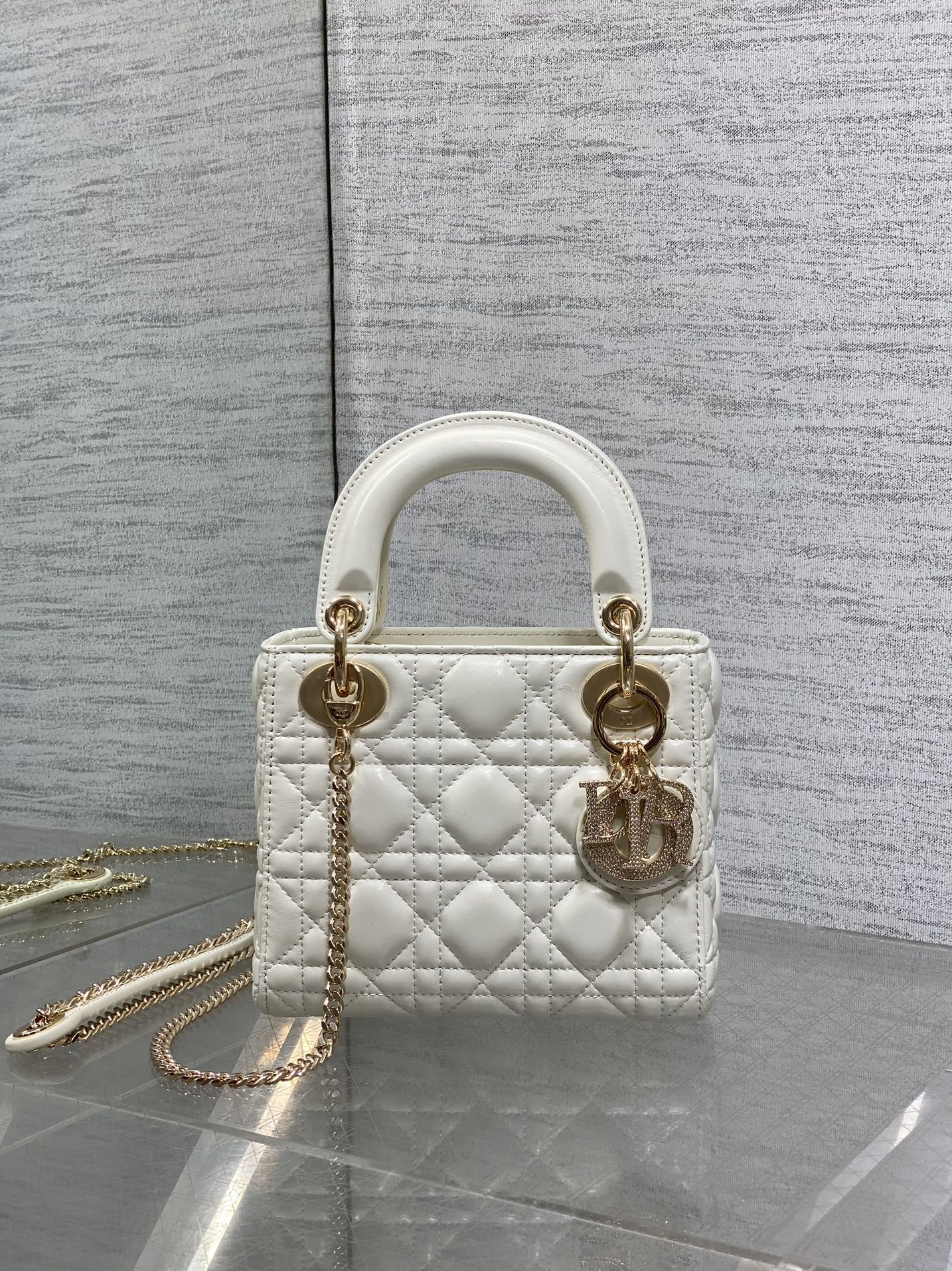 现货‼️Classic Lady最新钻扣戴妃包，人手一个必备的三格小包😍。迷人优雅又气场十足💃🏻，斜挎手