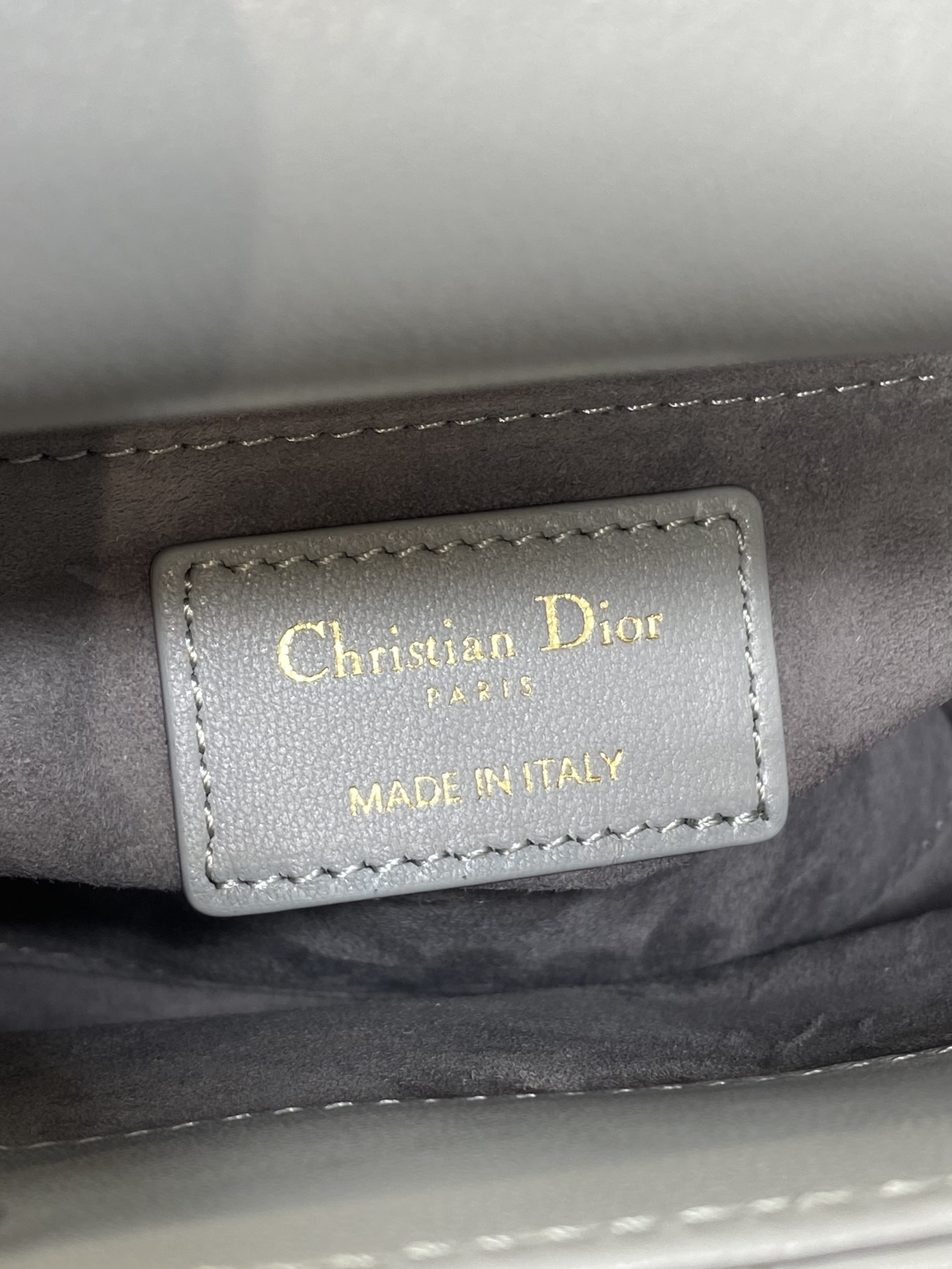 现货‼️Classic Lady最新钻扣戴妃包，人手一个必备的三格小包😍。迷人优雅又气场十足💃🏻，斜挎手