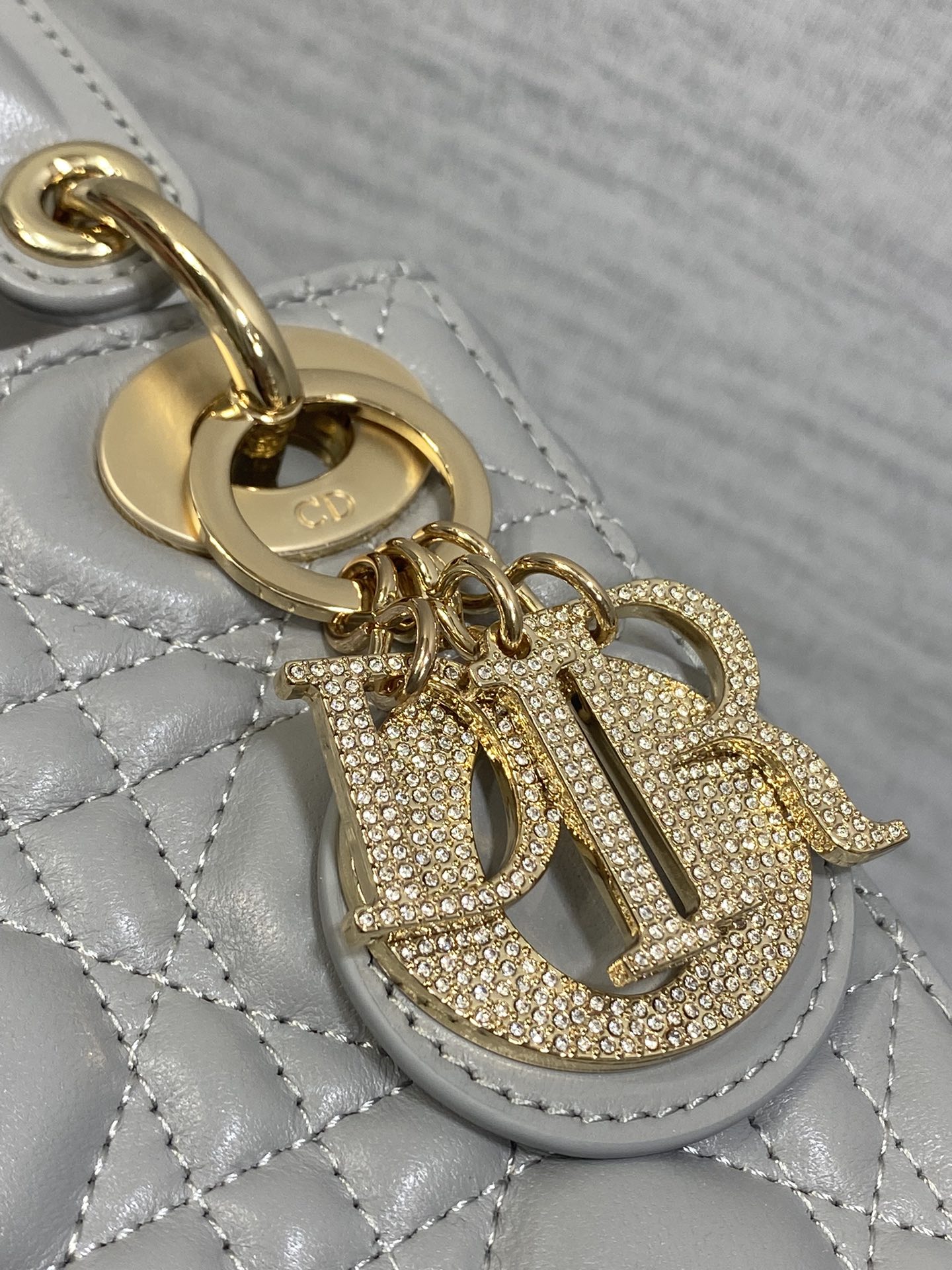 现货‼️Classic Lady最新钻扣戴妃包，人手一个必备的三格小包😍。迷人优雅又气场十足💃🏻，斜挎手