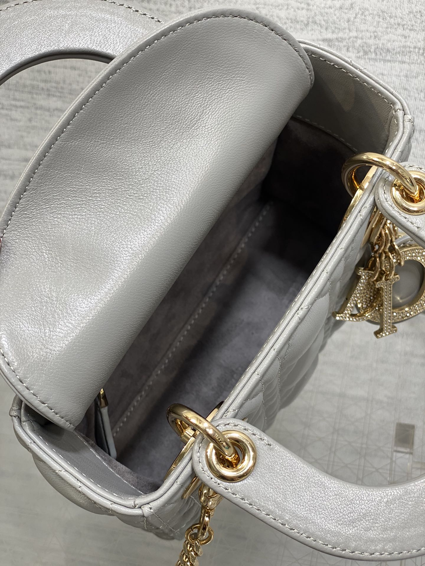 现货‼️Classic Lady最新钻扣戴妃包，人手一个必备的三格小包😍。迷人优雅又气场十足💃🏻，斜挎手