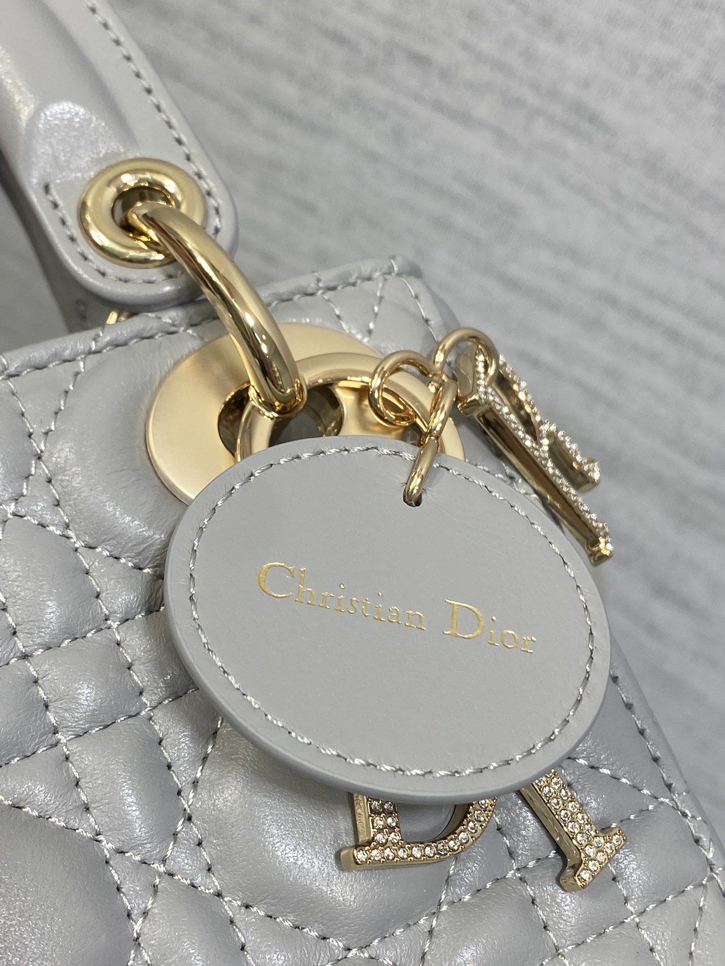 现货‼️Classic Lady最新钻扣戴妃包，人手一个必备的三格小包😍。迷人优雅又气场十足💃🏻，斜挎手