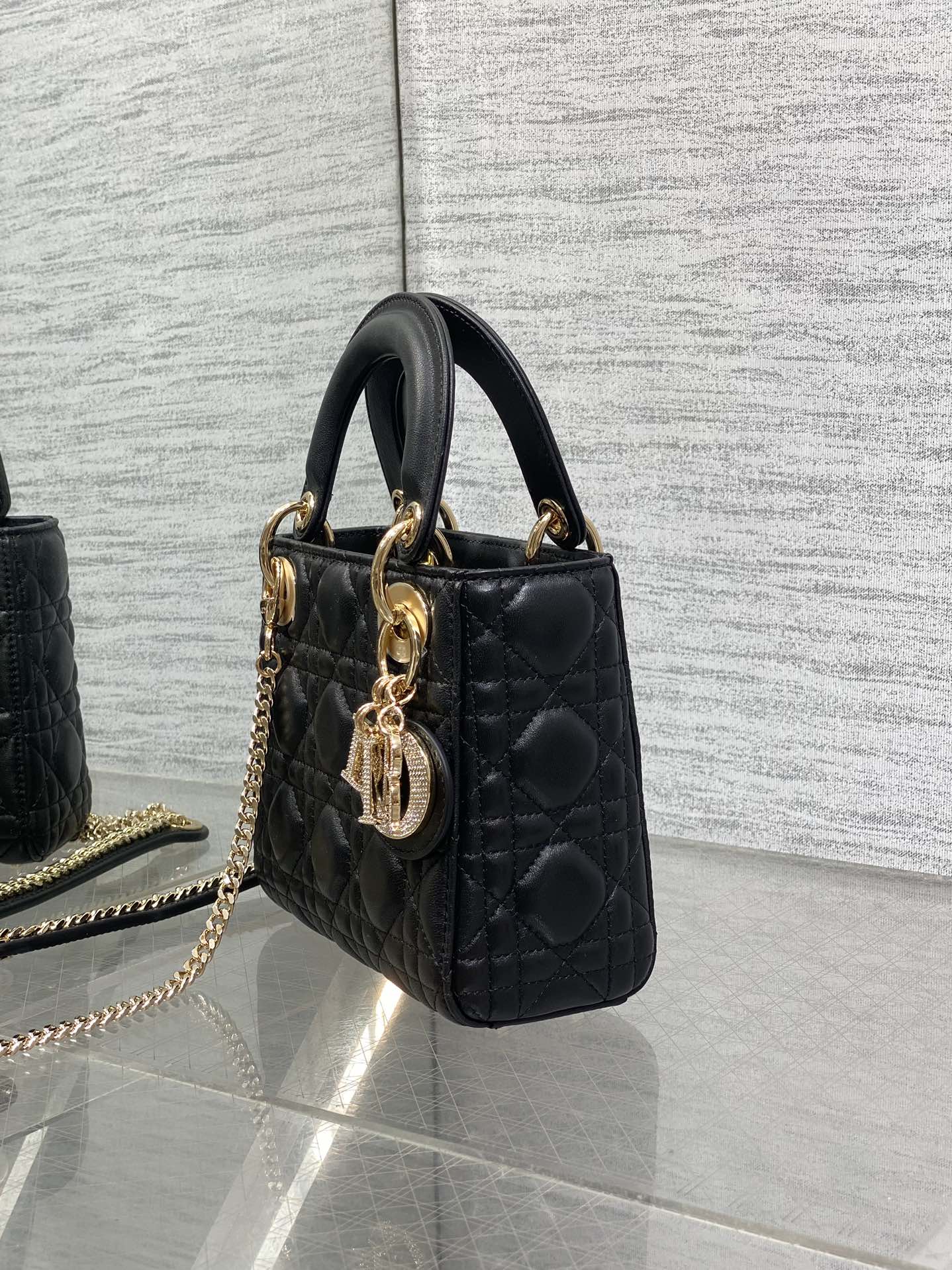 现货‼️Classic Lady最新钻扣戴妃包，人手一个必备的三格小包😍。迷人优雅又气场十足💃🏻，斜挎手