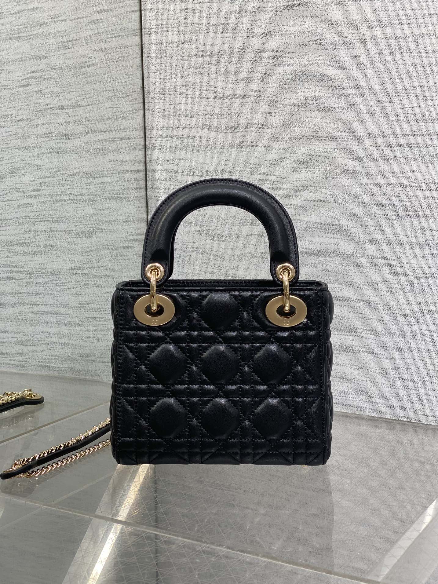 现货‼️Classic Lady最新钻扣戴妃包，人手一个必备的三格小包😍。迷人优雅又气场十足💃🏻，斜挎手