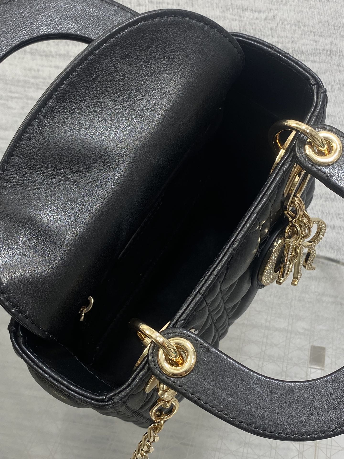 现货‼️Classic Lady最新钻扣戴妃包，人手一个必备的三格小包😍。迷人优雅又气场十足💃🏻，斜挎手