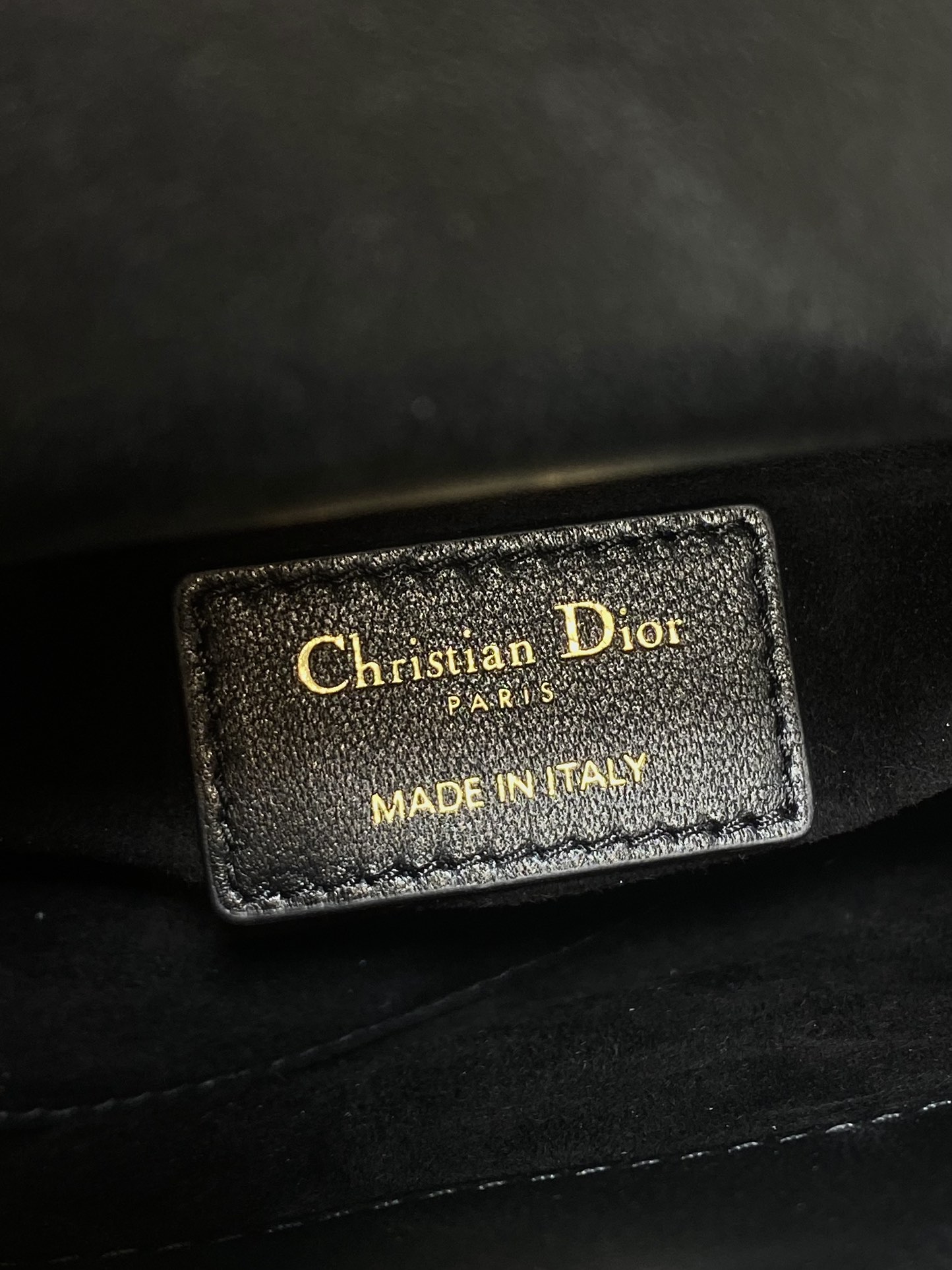 现货‼️Classic Lady最新钻扣戴妃包，人手一个必备的三格小包😍。迷人优雅又气场十足💃🏻，斜挎手