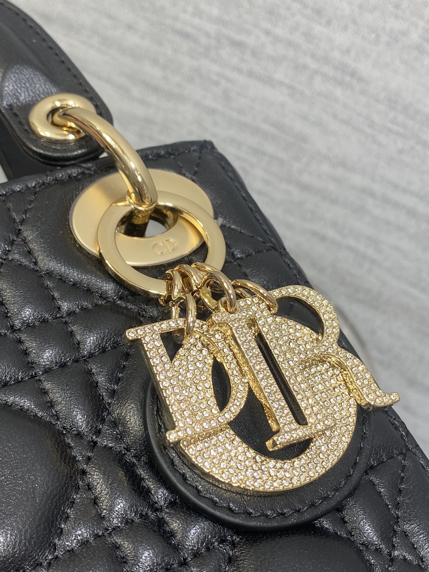 现货‼️Classic Lady最新钻扣戴妃包，人手一个必备的三格小包😍。迷人优雅又气场十足💃🏻，斜挎手