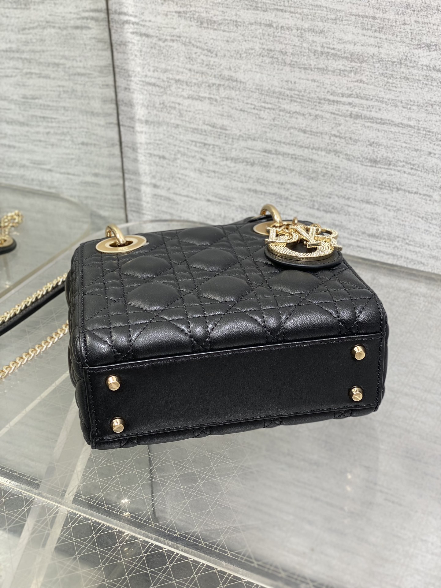 现货‼️Classic Lady最新钻扣戴妃包，人手一个必备的三格小包😍。迷人优雅又气场十足💃🏻，斜挎手