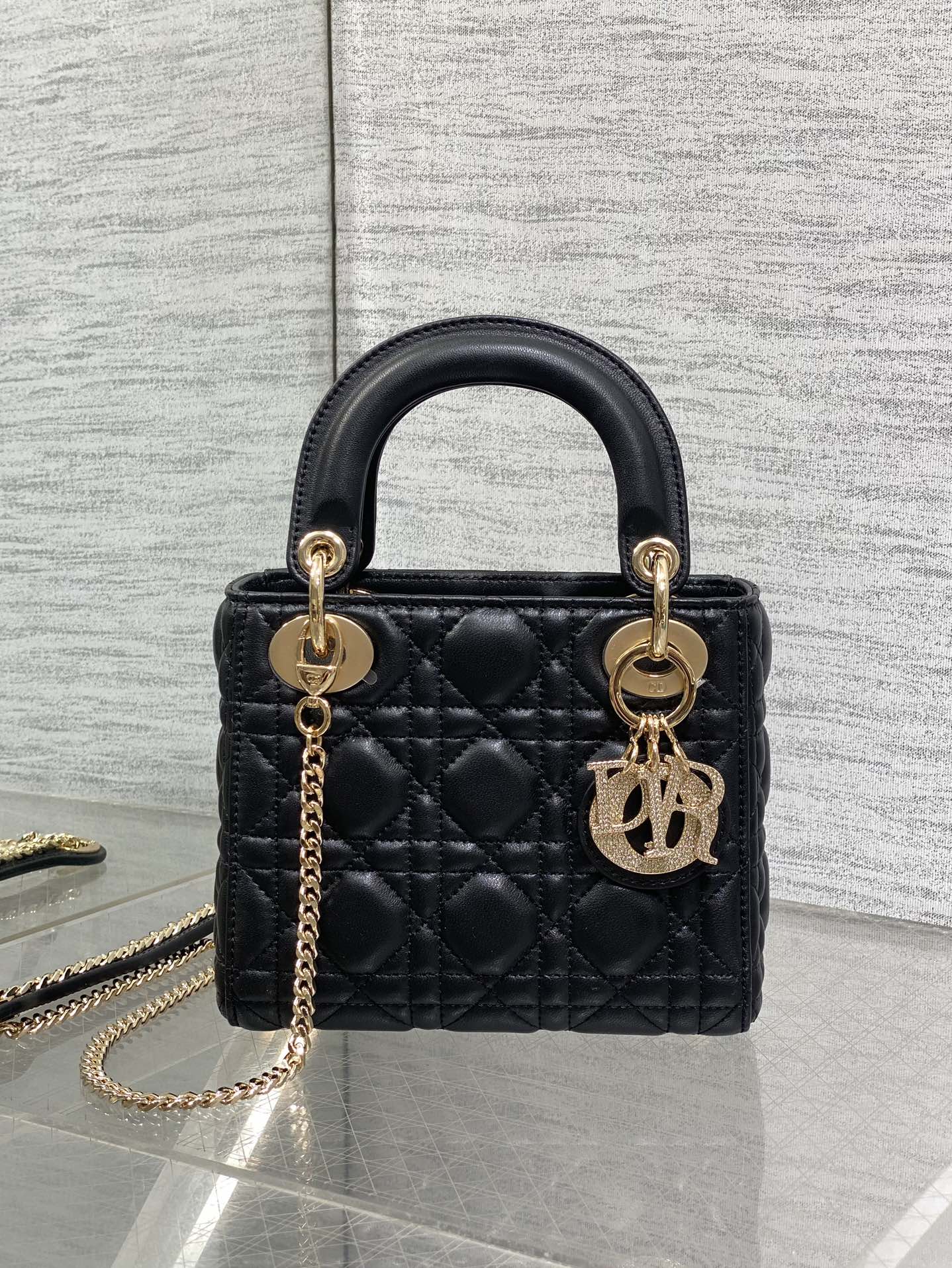 现货‼️Classic Lady最新钻扣戴妃包，人手一个必备的三格小包😍。迷人优雅又气场十足💃🏻，斜挎手