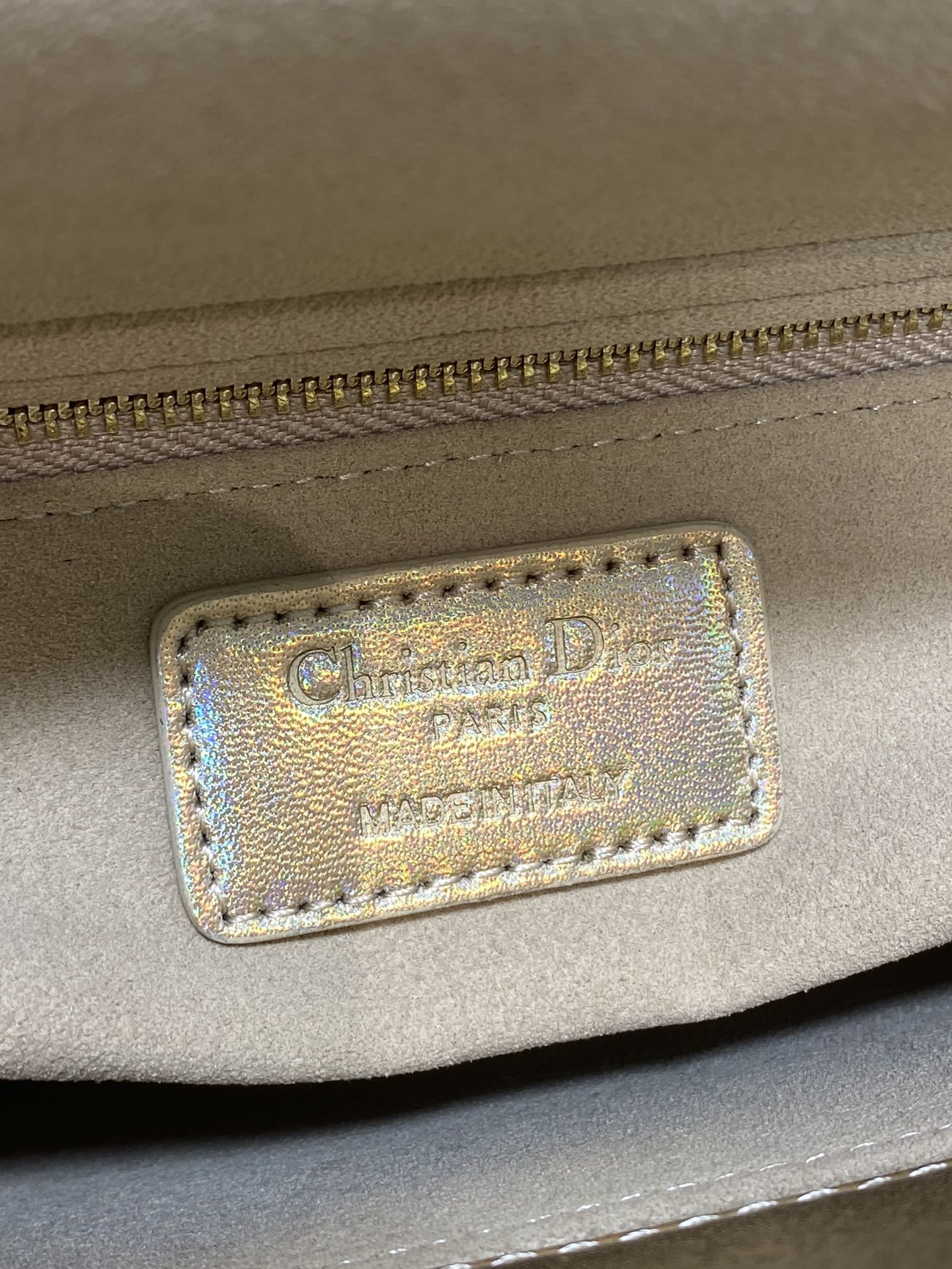 现货‼️Lady戴妃四格系列,经典的包形,甜美又不失优雅,春夏最新颜色,小清新风格🆕,搭配最新的字母肩带