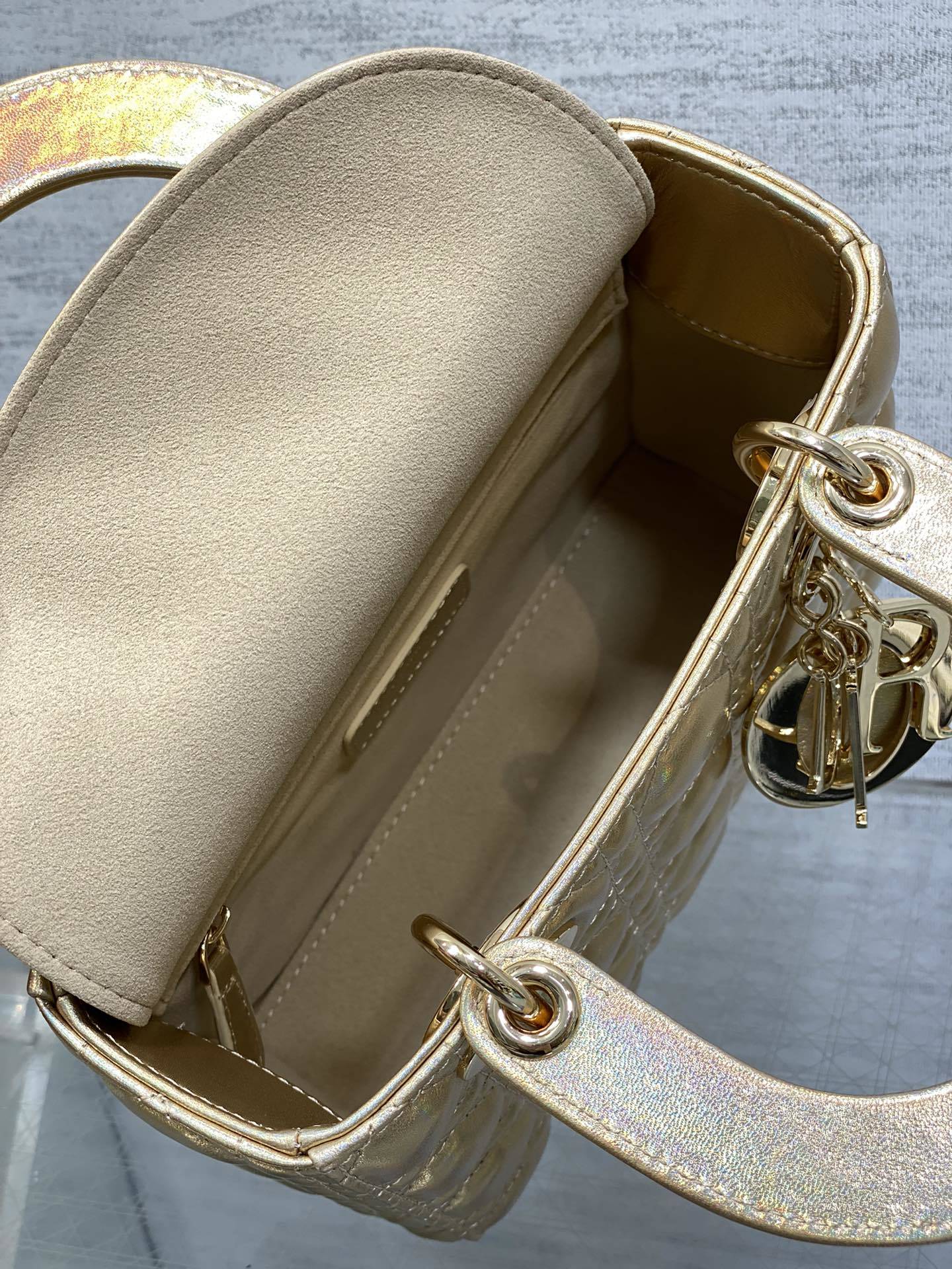 现货‼️Lady戴妃四格系列,经典的包形,甜美又不失优雅,春夏最新颜色,小清新风格🆕,搭配最新的字母肩带