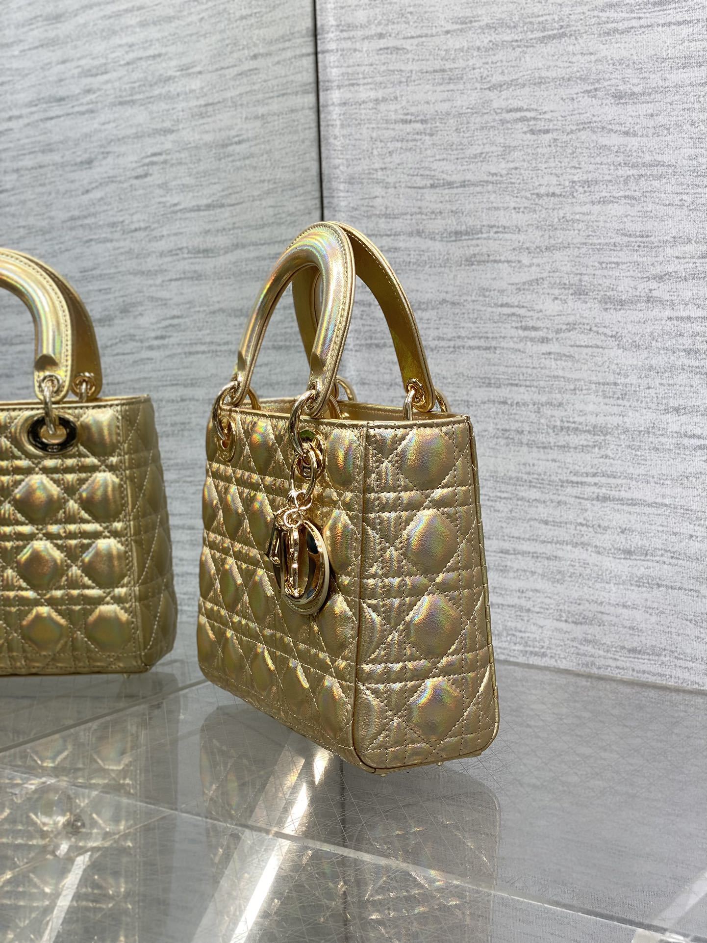 现货‼️Lady戴妃四格系列,经典的包形,甜美又不失优雅,春夏最新颜色,小清新风格🆕,搭配最新的字母肩带