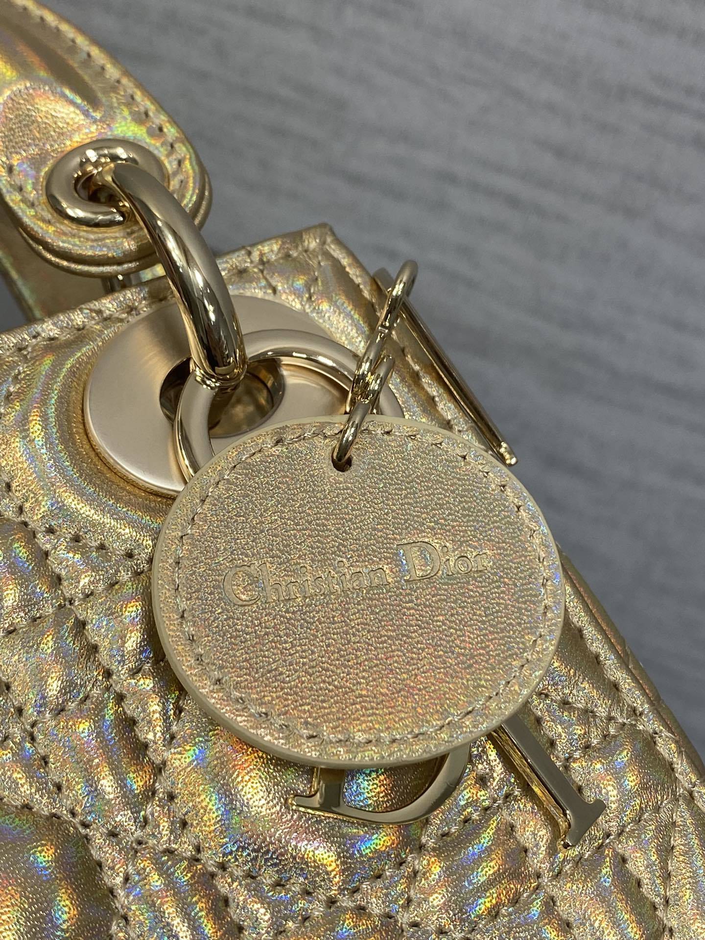 现货‼️Classic Lady戴妃包,人手一个必备的三格小包😍。迷人优雅又气场十足💃🏻,斜挎手拎也是女