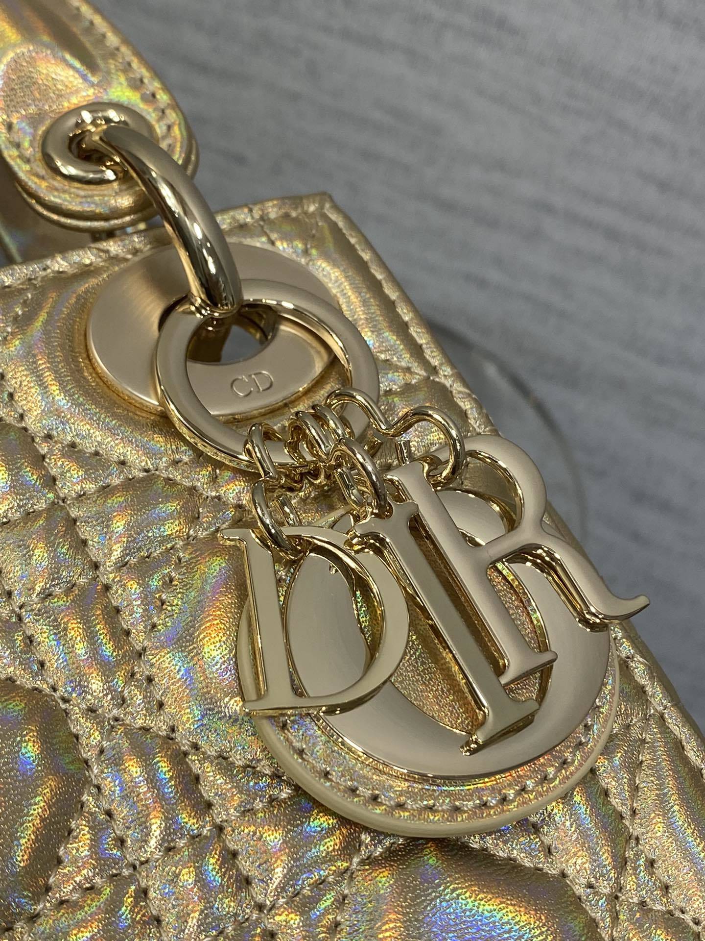 现货‼️Classic Lady戴妃包,人手一个必备的三格小包😍。迷人优雅又气场十足💃🏻,斜挎手拎也是女