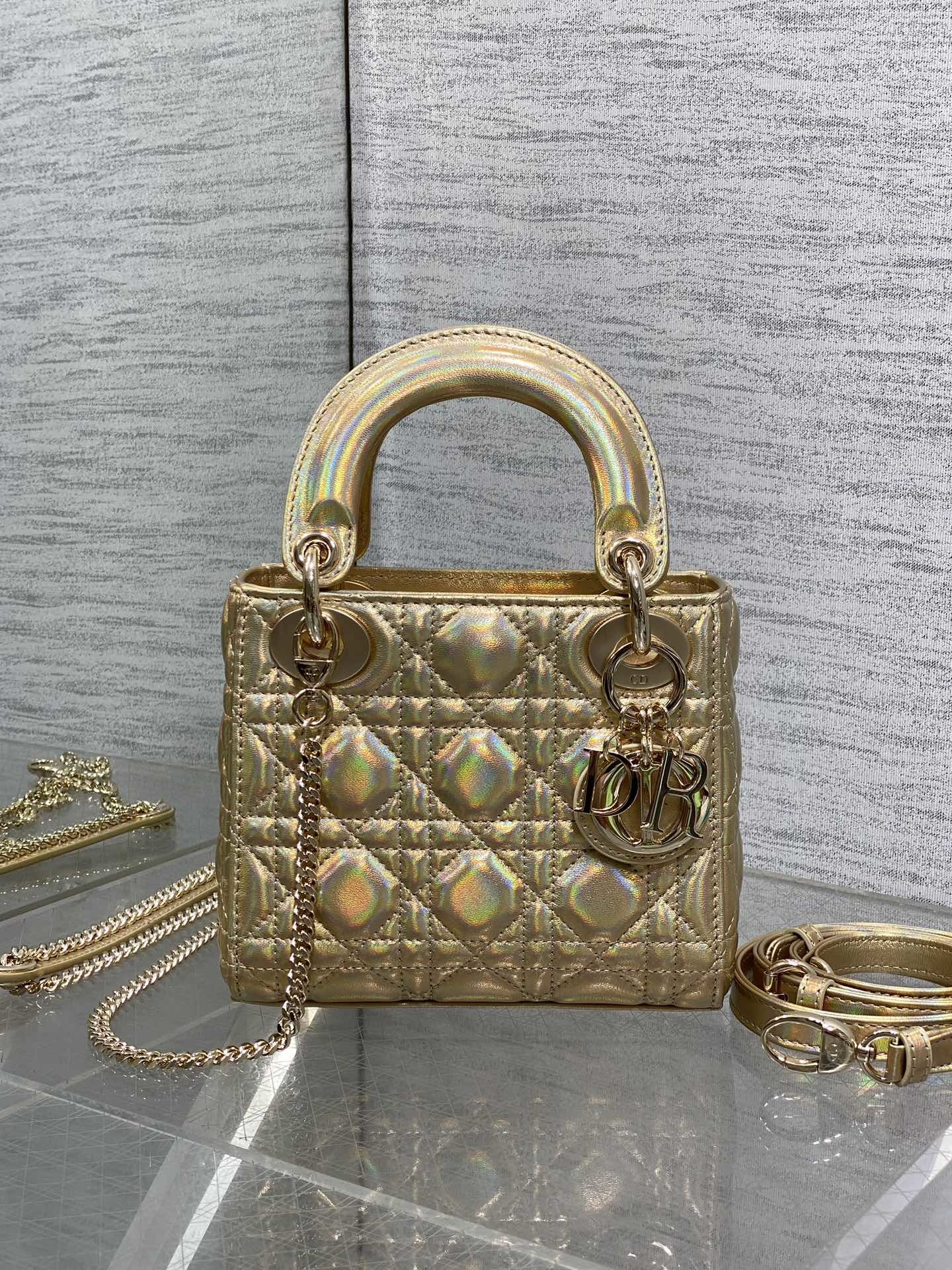 现货‼️Classic Lady戴妃包,人手一个必备的三格小包😍。迷人优雅又气场十足💃🏻,斜挎手拎也是女