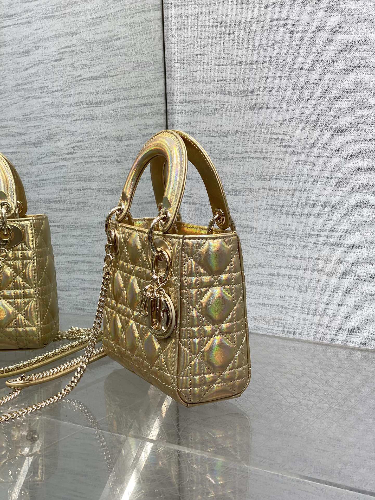 现货‼️Classic Lady戴妃包,人手一个必备的三格小包😍。迷人优雅又气场十足💃🏻,斜挎手拎也是女