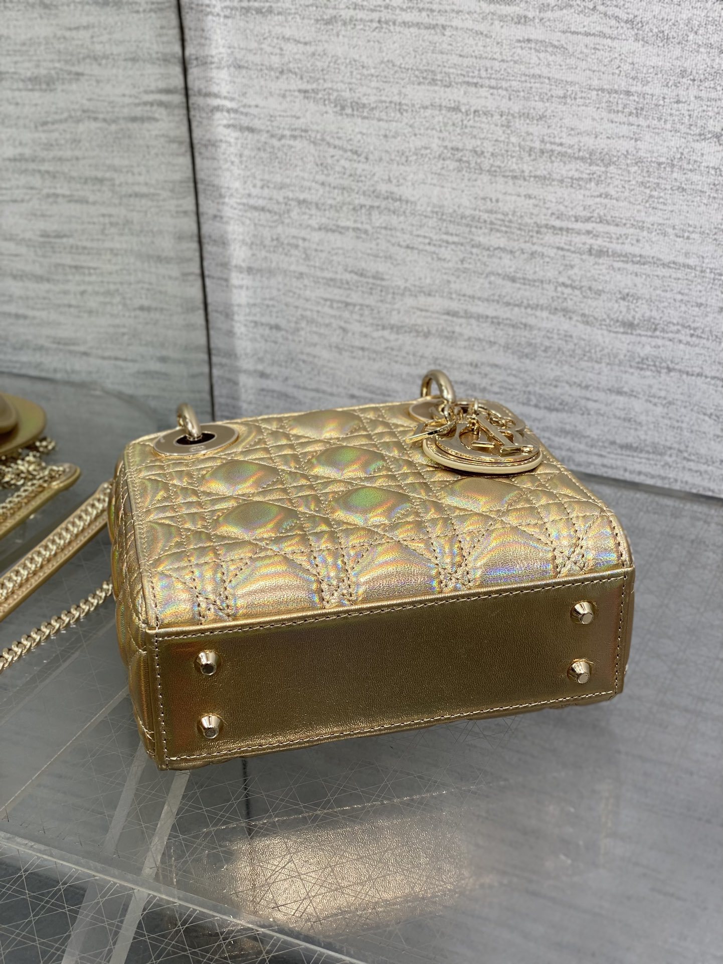 现货‼️Classic Lady戴妃包,人手一个必备的三格小包😍。迷人优雅又气场十足💃🏻,斜挎手拎也是女