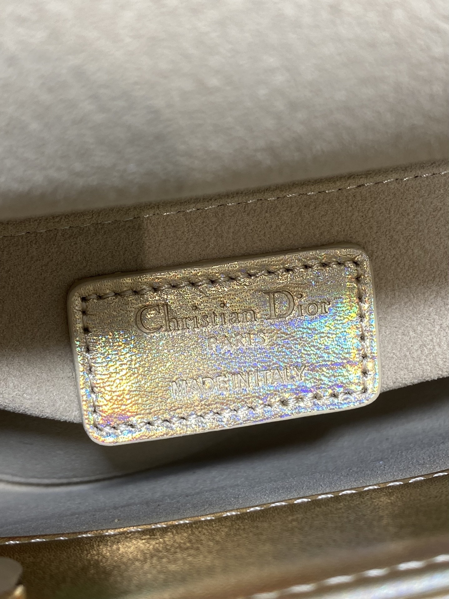 现货‼️Classic Lady戴妃包,人手一个必备的三格小包😍。迷人优雅又气场十足💃🏻,斜挎手拎也是女