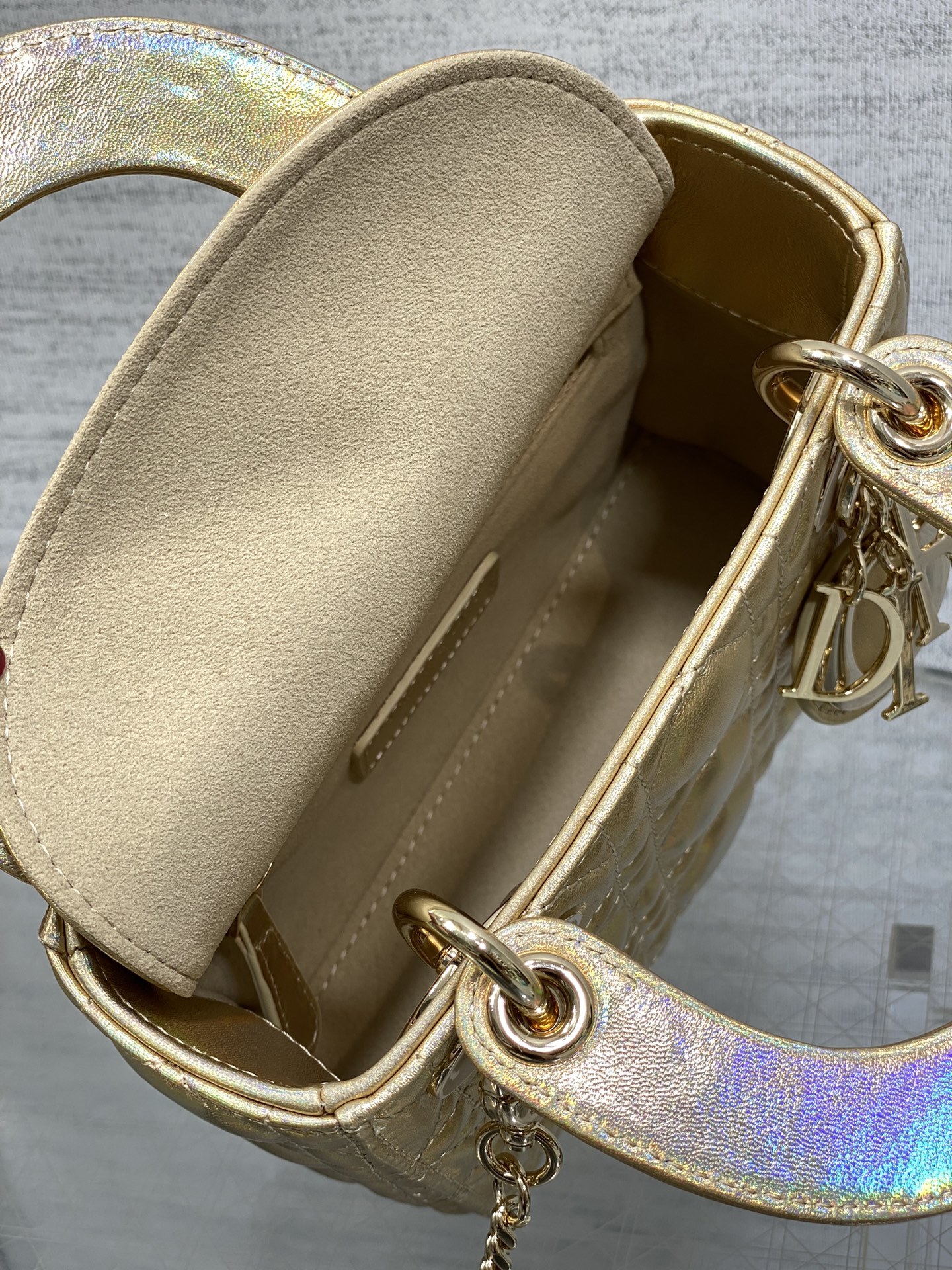 现货‼️Classic Lady戴妃包,人手一个必备的三格小包😍。迷人优雅又气场十足💃🏻,斜挎手拎也是女