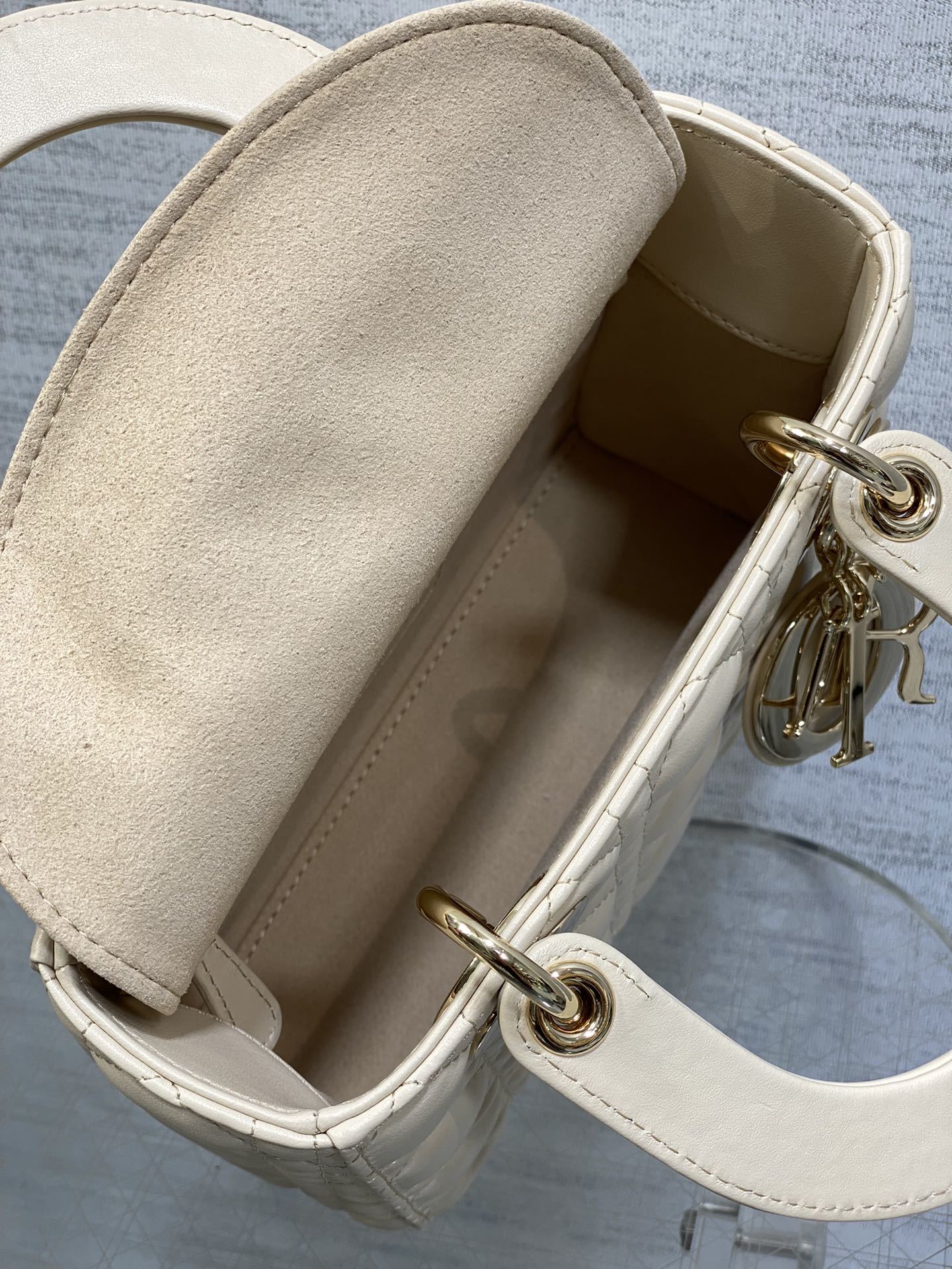 现货‼️Lady戴妃四格系列,经典的包形,甜美又不失优雅,春夏最新颜色,小清新风格🆕,搭配最新的字母肩带