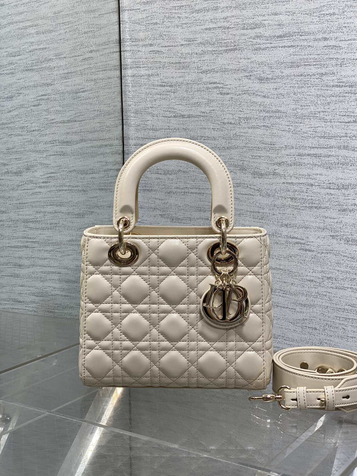 现货‼️Lady戴妃四格系列,经典的包形,甜美又不失优雅,春夏最新颜色,小清新风格🆕,搭配最新的字母肩带